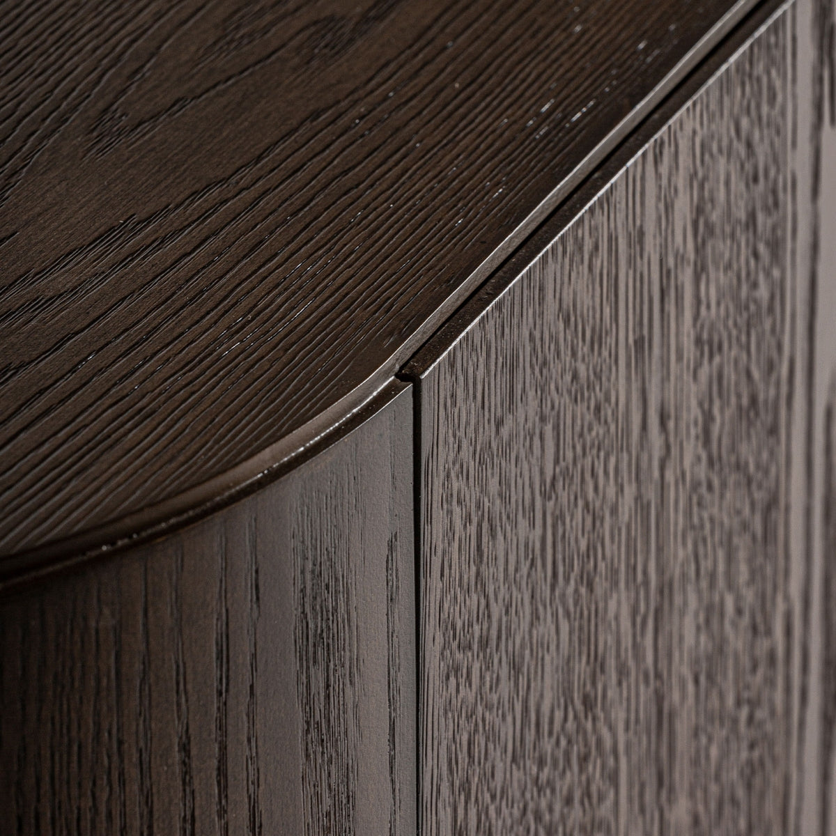 Detalle de la textura en madera de roble oscuro con veta visible, diseño cálido y sofisticado