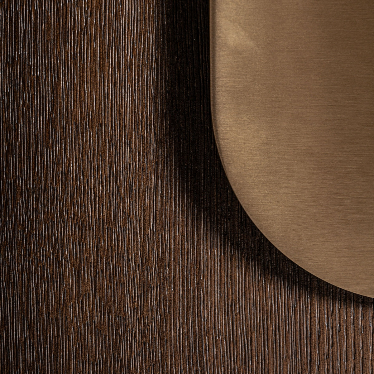 Acabado texturizado de la madera con vetas verticales marcadas, estilo contemporáneo