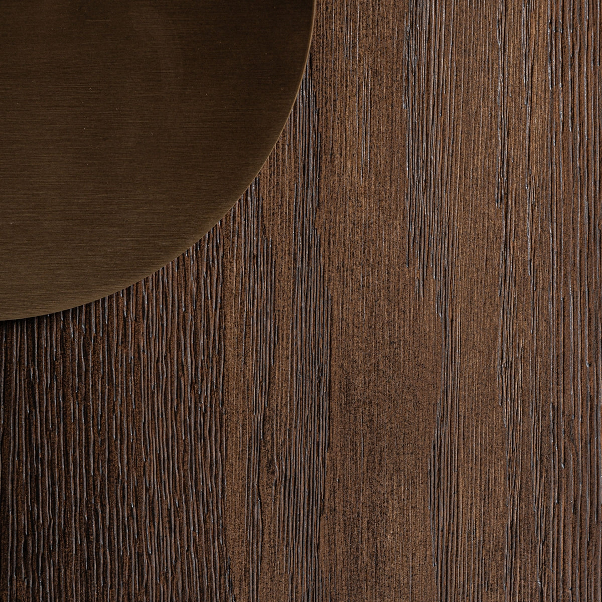Detalle de la superficie superior del mueble TV con acabado natural y curvatura redondeada, madera roble