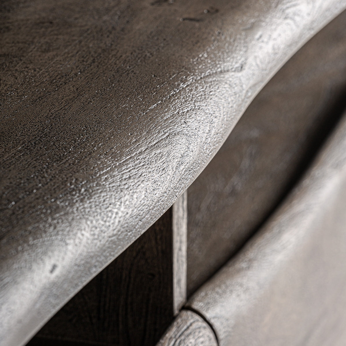 Superficie superior del mueble de TV con acabado en madera natural, diseño fluido y elegante