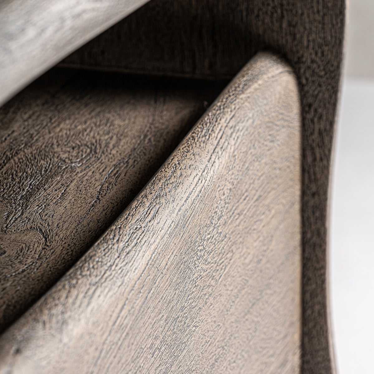 Detalle del cajón curvado, resaltando el diseño escultórico en madera de estilo natural contemporáneo