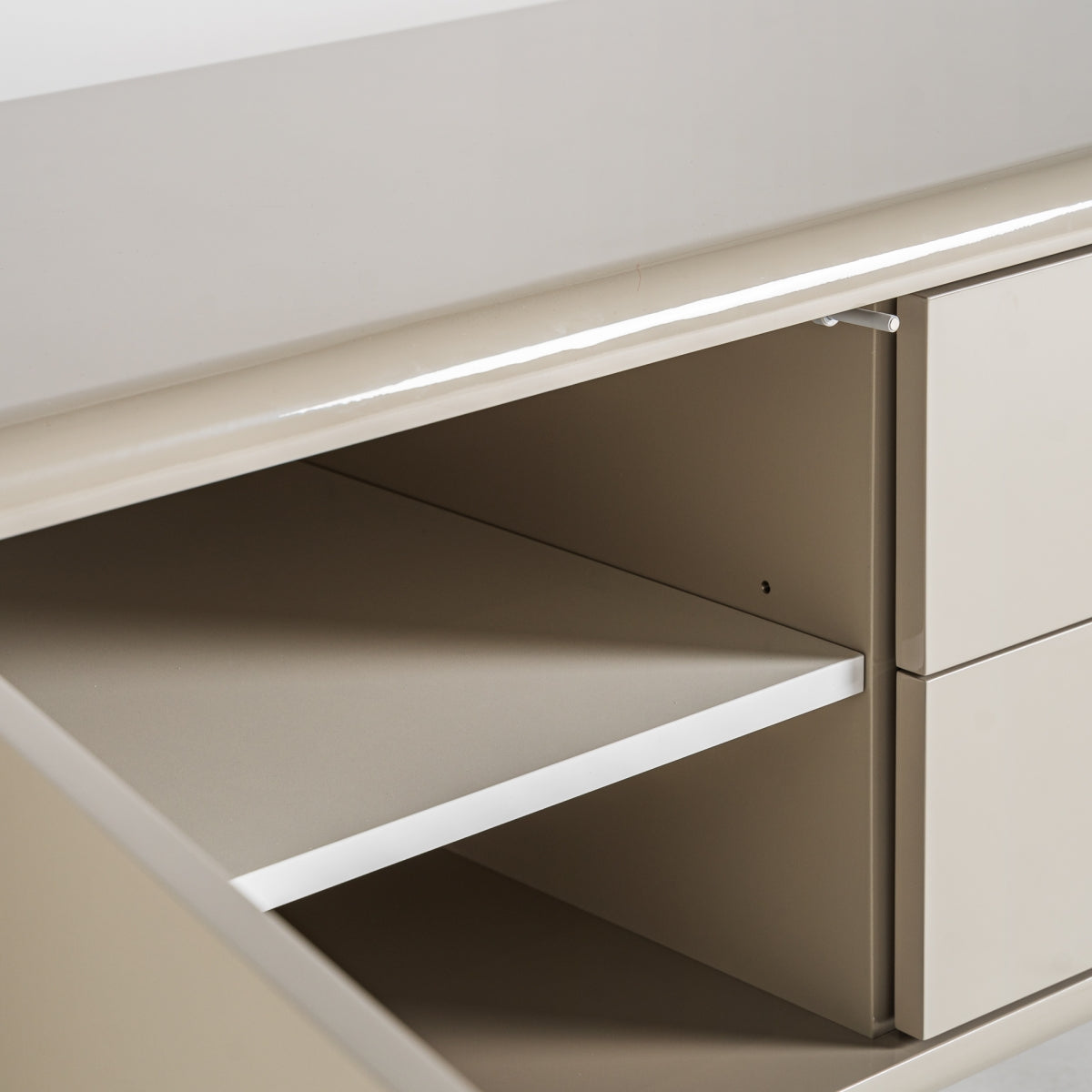 Detalle del interior del módulo con balda del mueble TV lacado. Organización funcional y estética limpia.