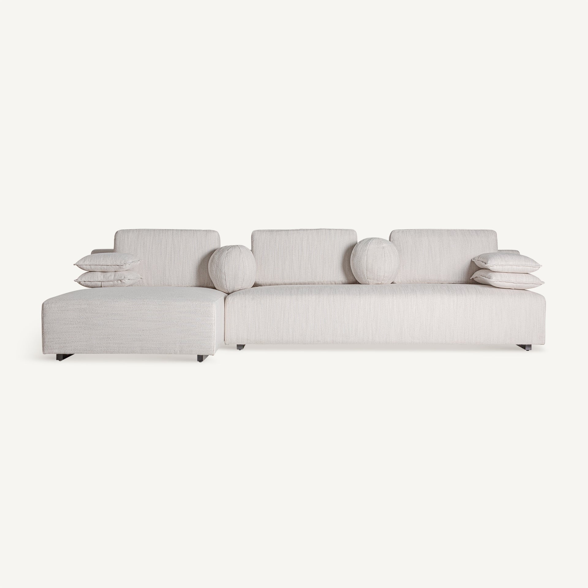 Cojines del sofá Traun con textura rústica en blanco roto, complemento perfecto para decoración cálida