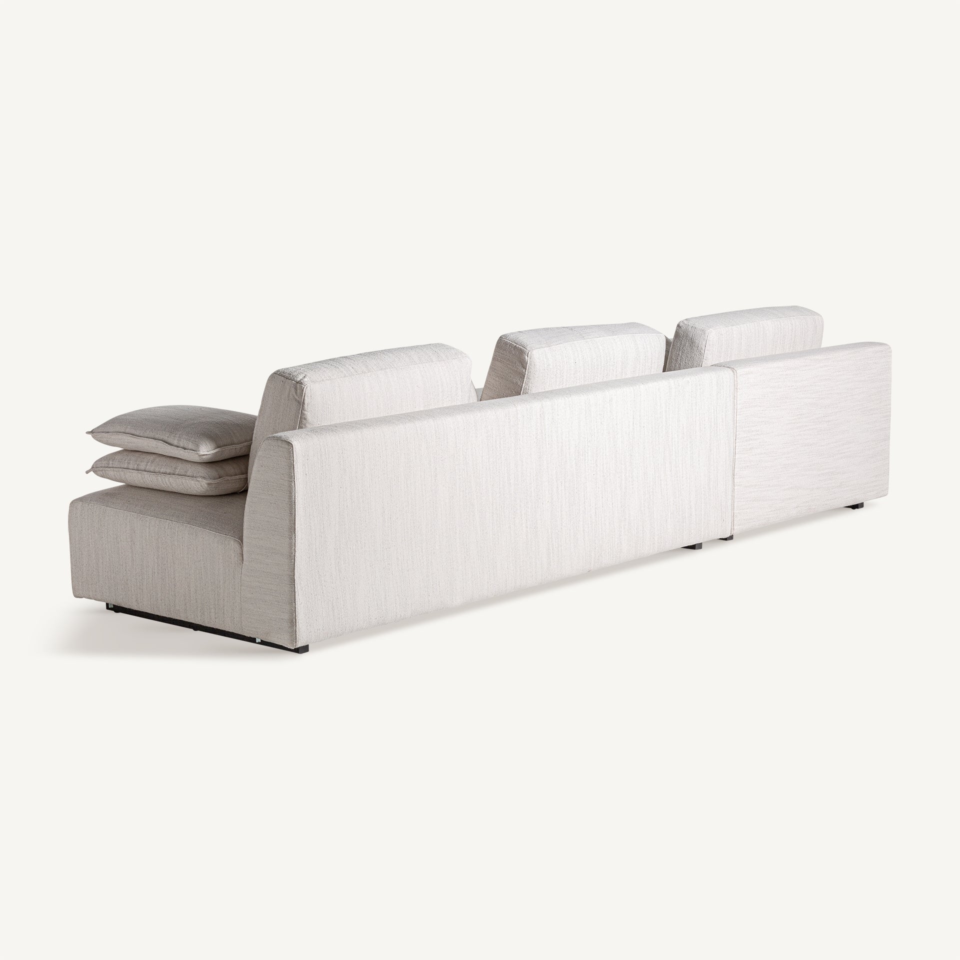Vista trasera del sofá Traun de tres cuerpos, tapizado en blanco roto, diseño robusto y elegante