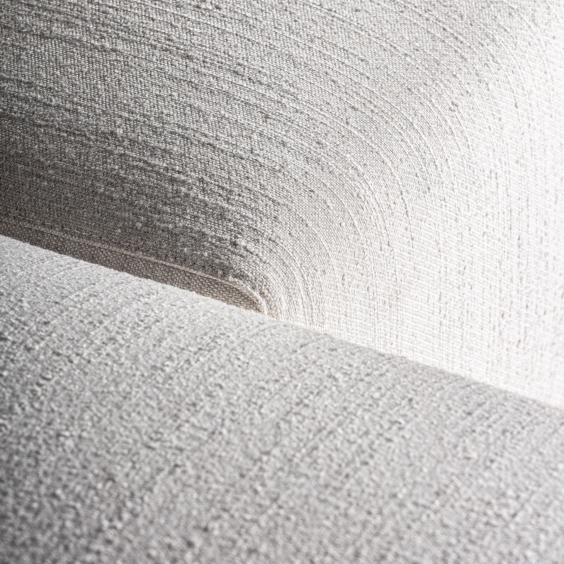 Vista lateral del módulo chaise longue del sofá Traun con cojines decorativos, estilo moderno y minimalista