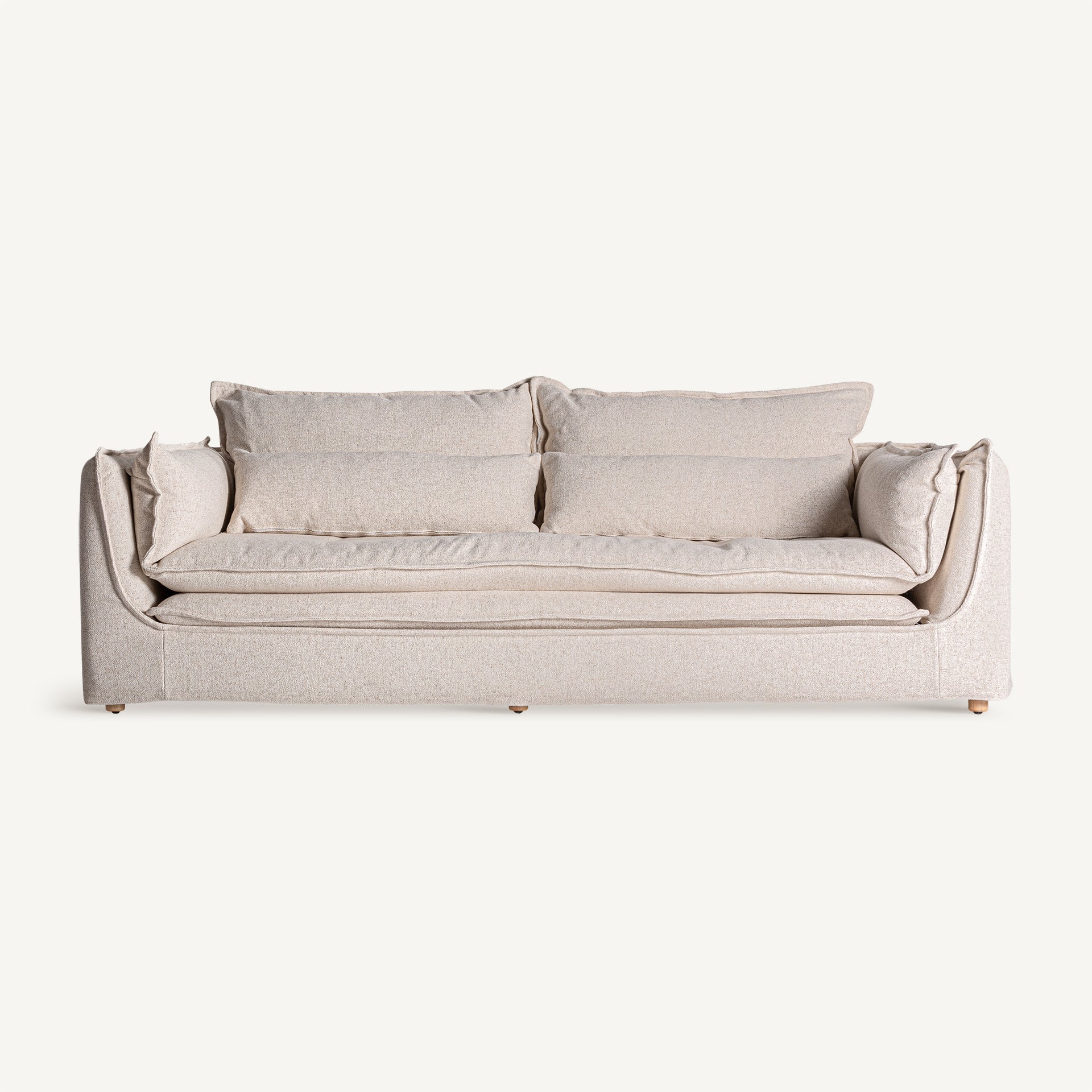 Sofá Selmes de frente, tapizado en blanco roto con cojines mullidos, estilo shabby chic relajado