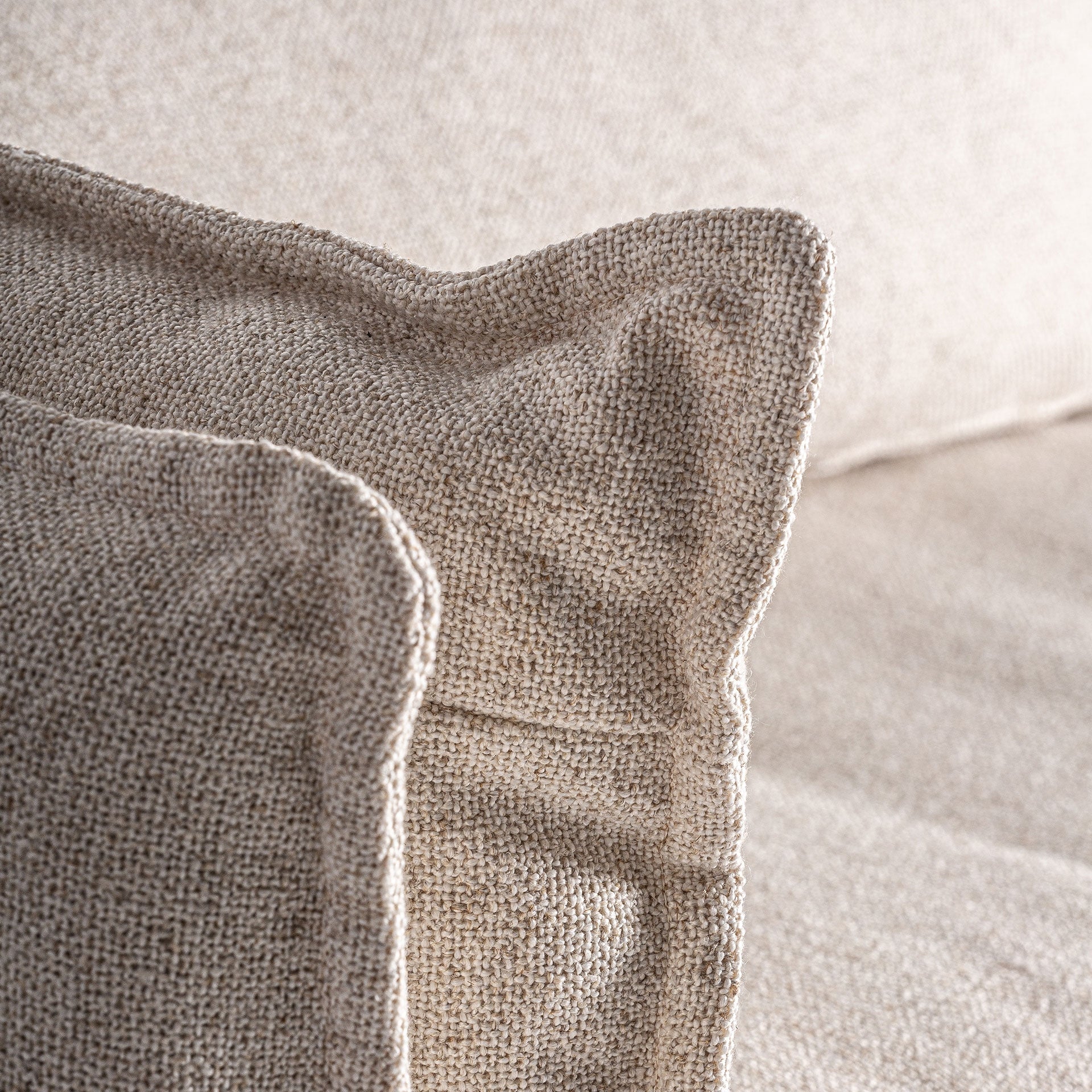 Detalle del cojín con textura en tapizado blanco roto del Sofá Selmes, estilo romántico