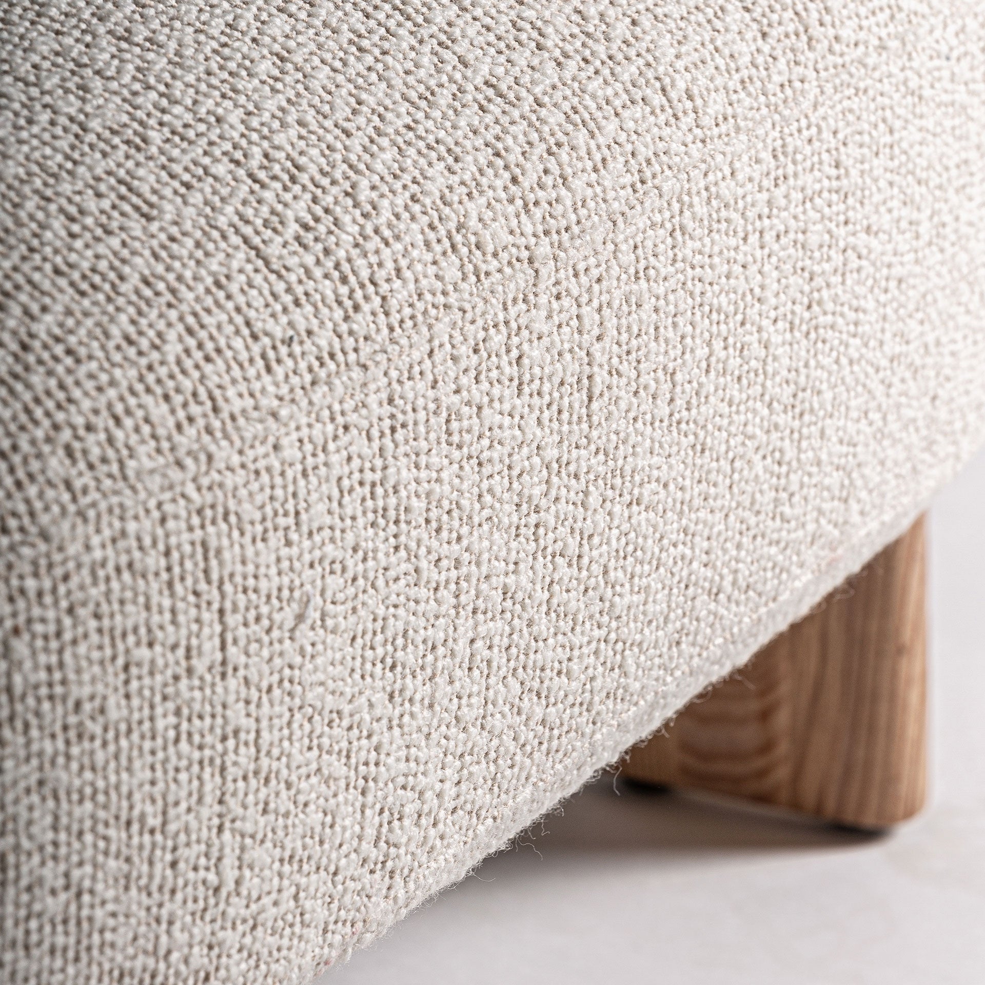 Detalle del tapizado boucle en tono beige del Sofá Nara, textura suave y natural