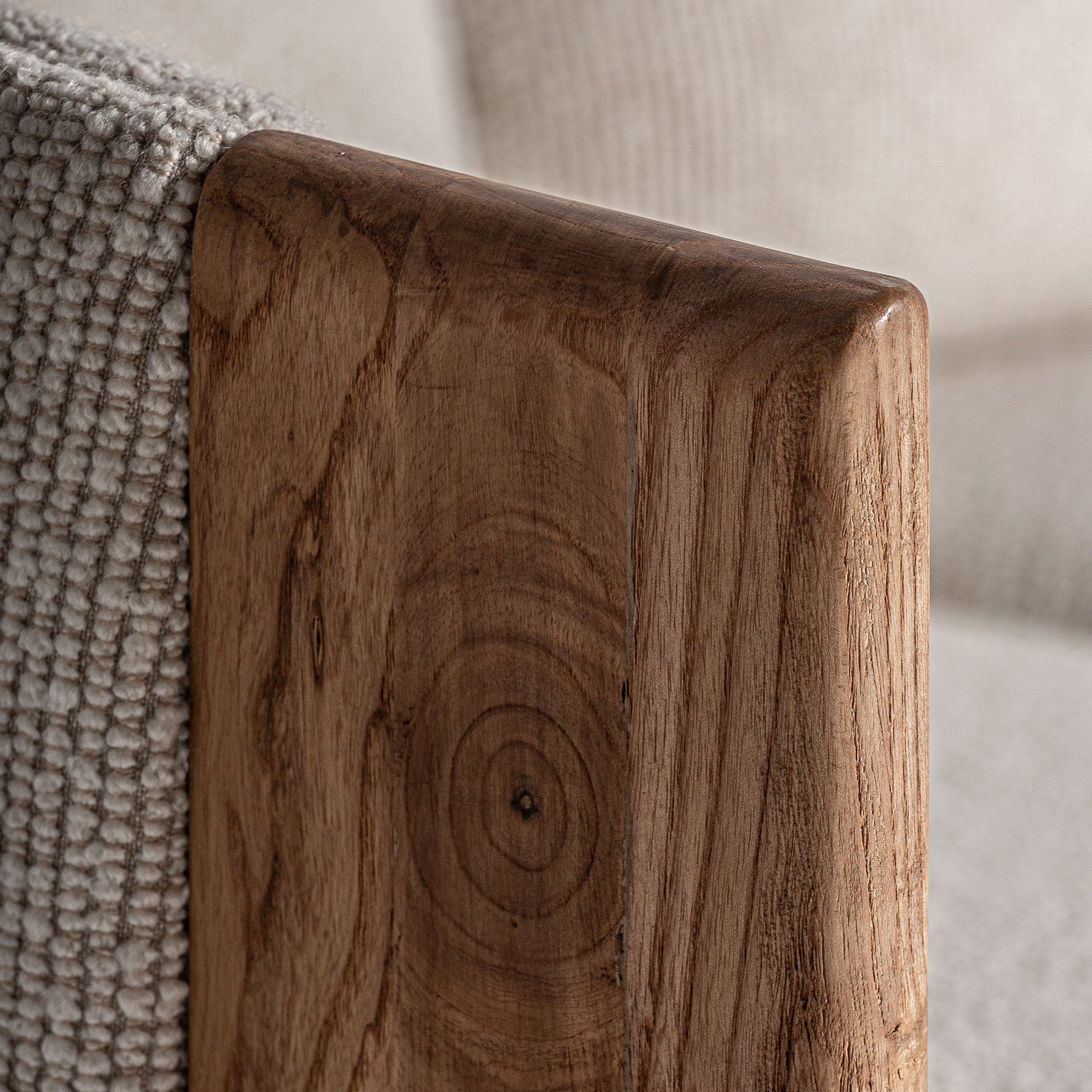 Acabado de la madera de roble macizo en brazo del Sofá Nara, diseño artesanal y noble