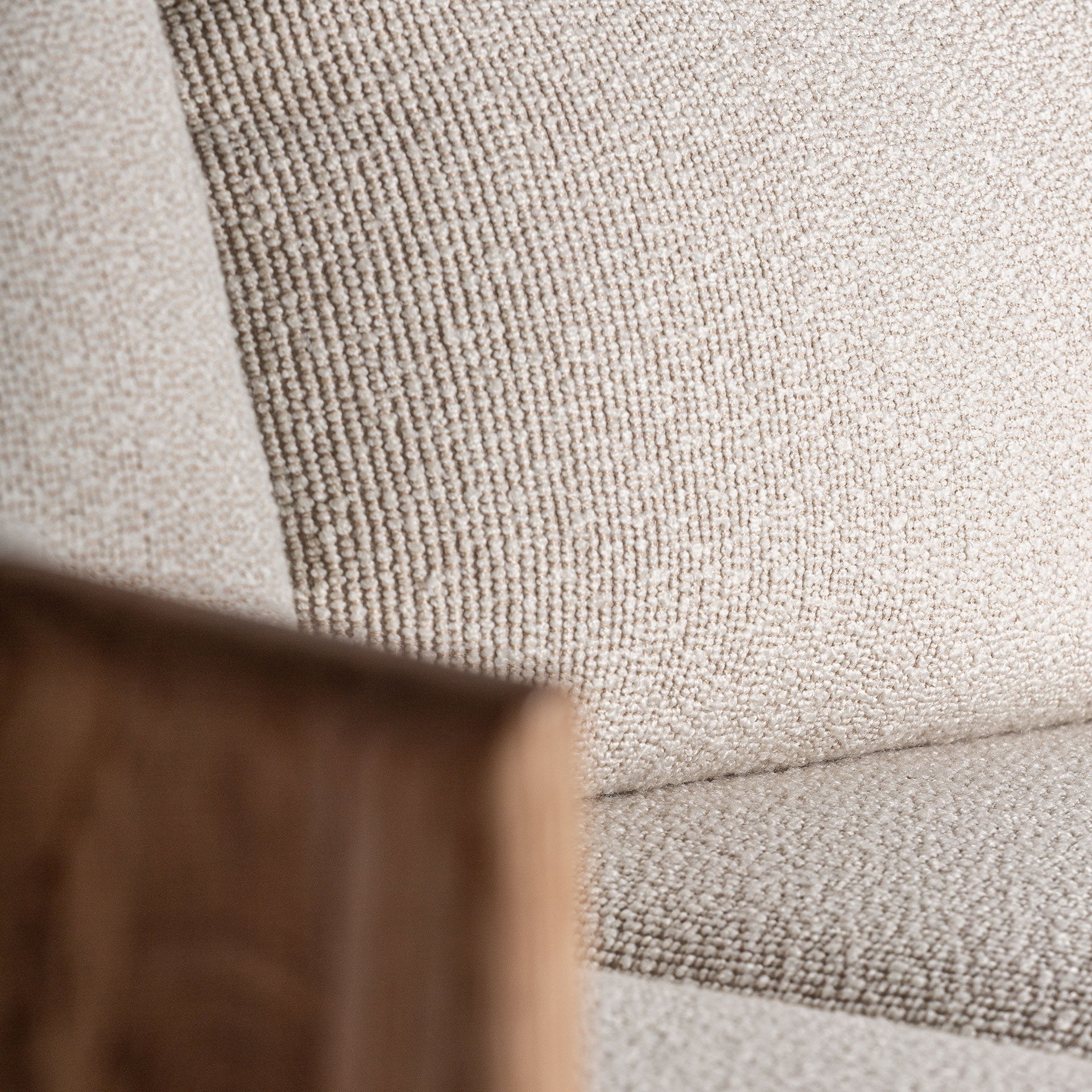 Respaldo del Sofá Nara con tapizado texturizado, ideal para ambientes modernos y serenos
