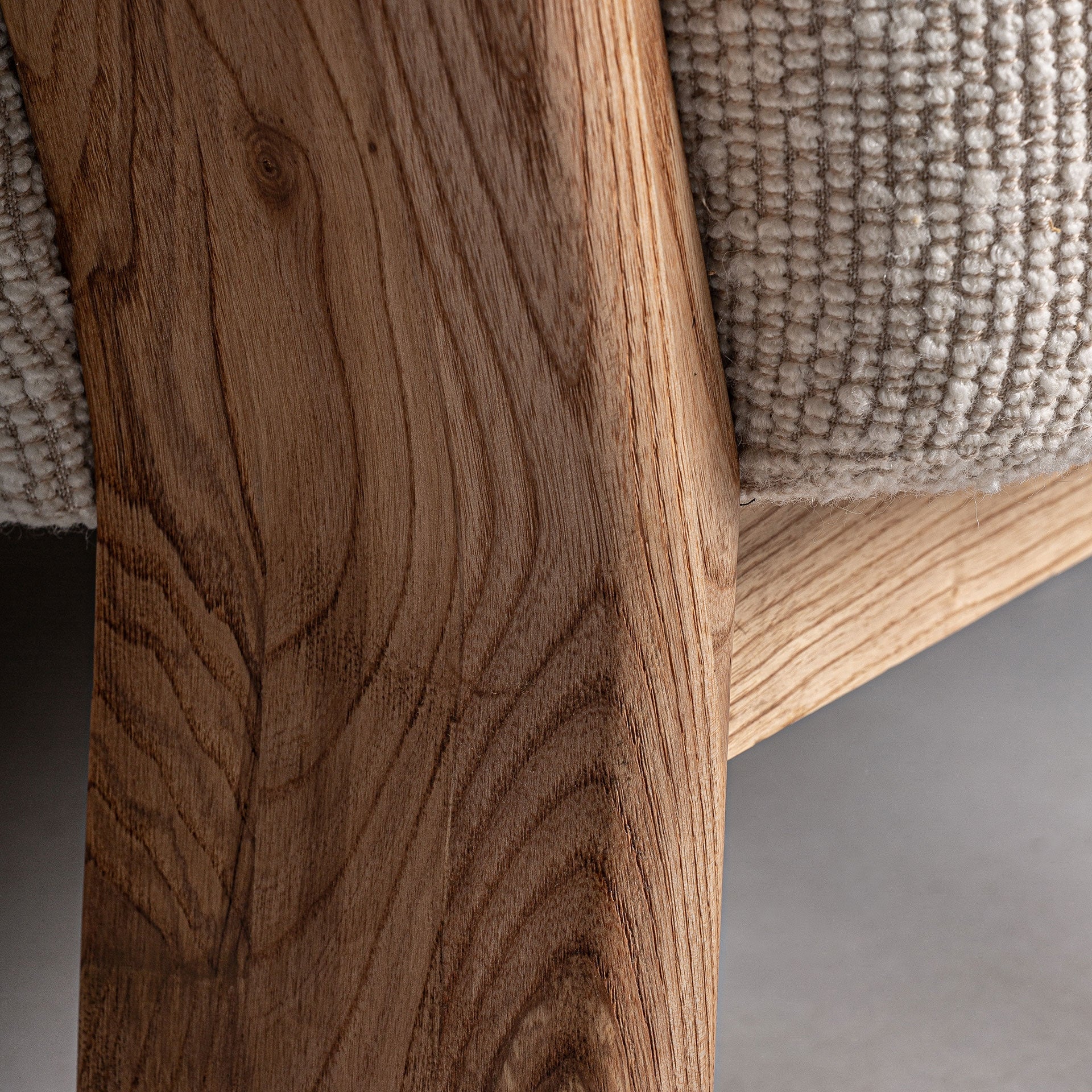Detalle de la pata en roble del Sofá Nara, estructura firme con elegancia natural
