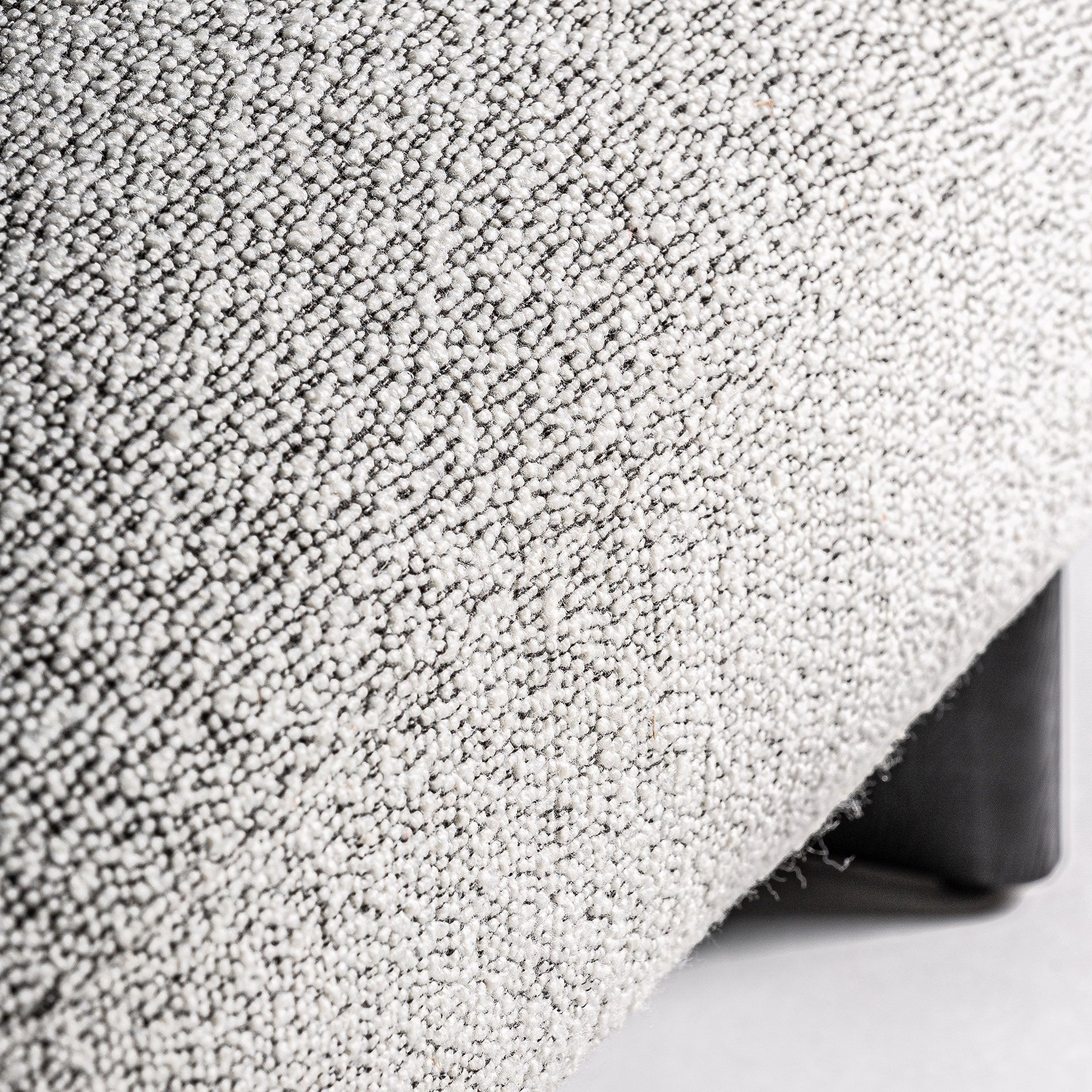 Detalle del tejido boucle gris del Sofá Nara, textura natural y sofisticada