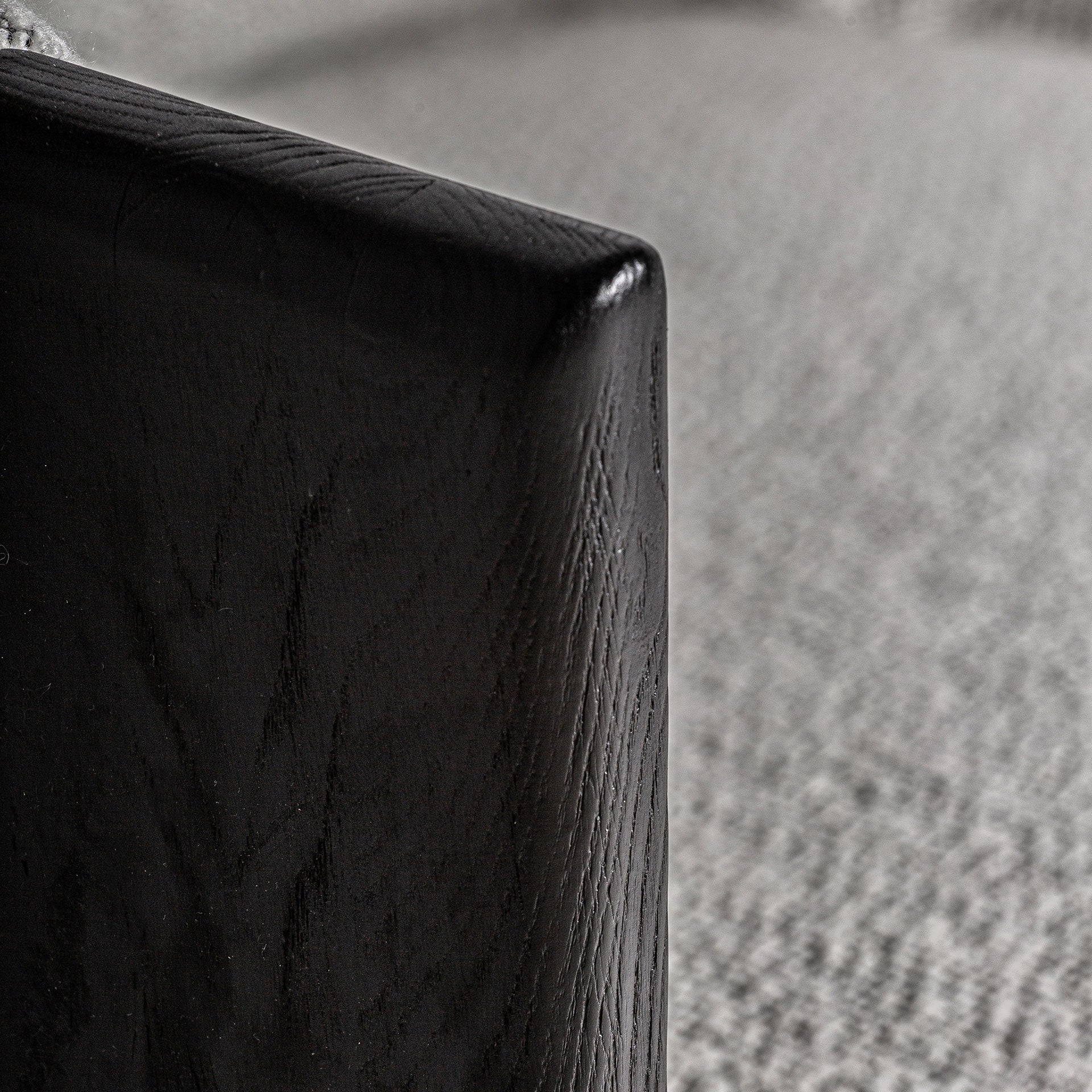 Acabado en madera de roble negro del Sofá Nara, elegante y atemporal