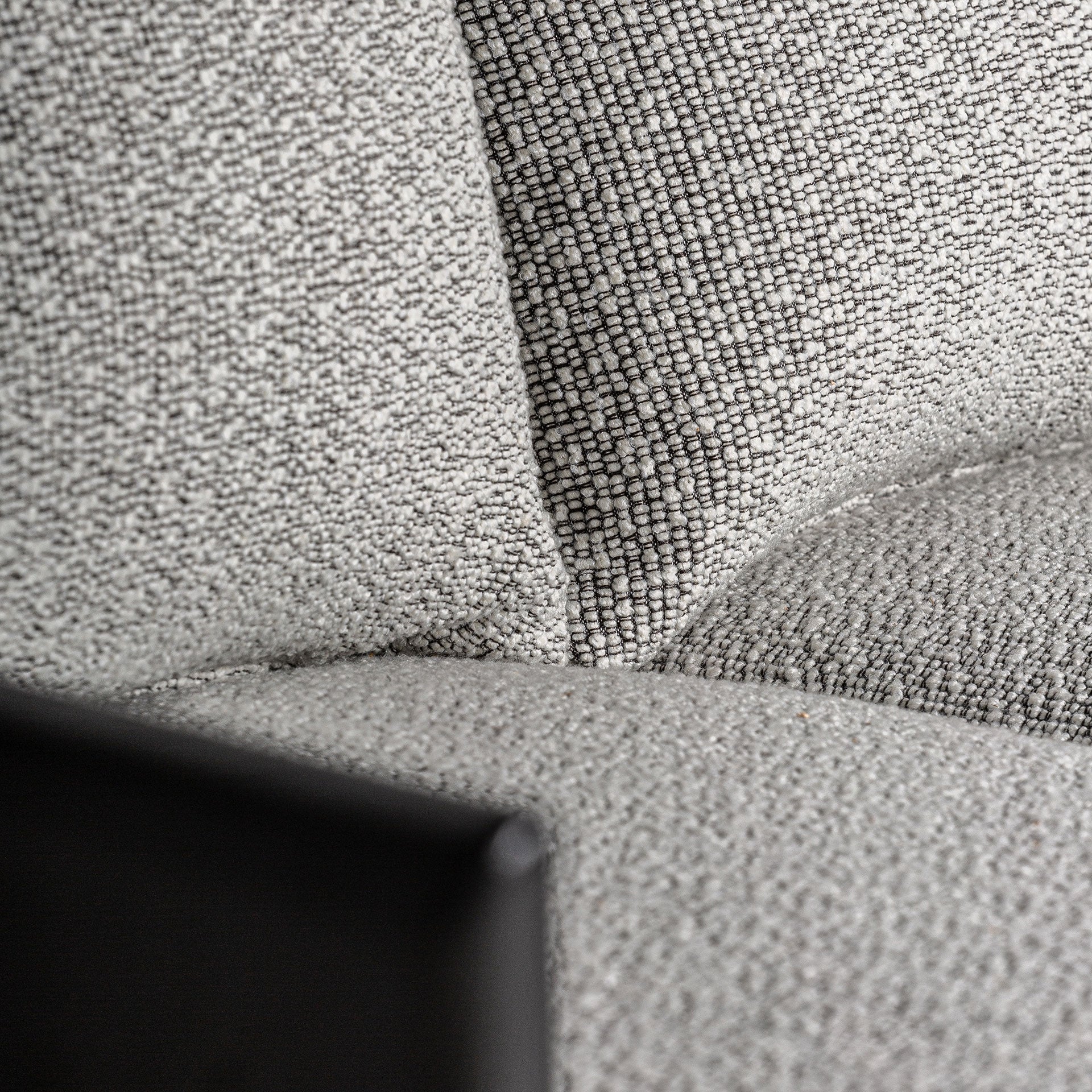 Detalle del cojín del Sofá Nara en tapizado gris con textura mullida