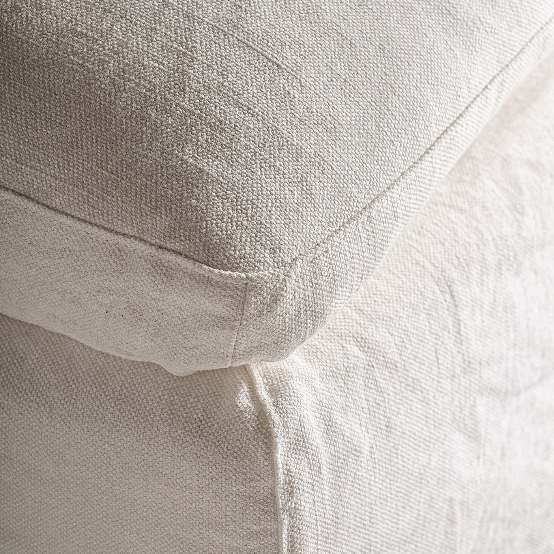 Detalle de textura del lino blanco del módulo Agde, tapizado natural y artesanal boutique interiorismo vical