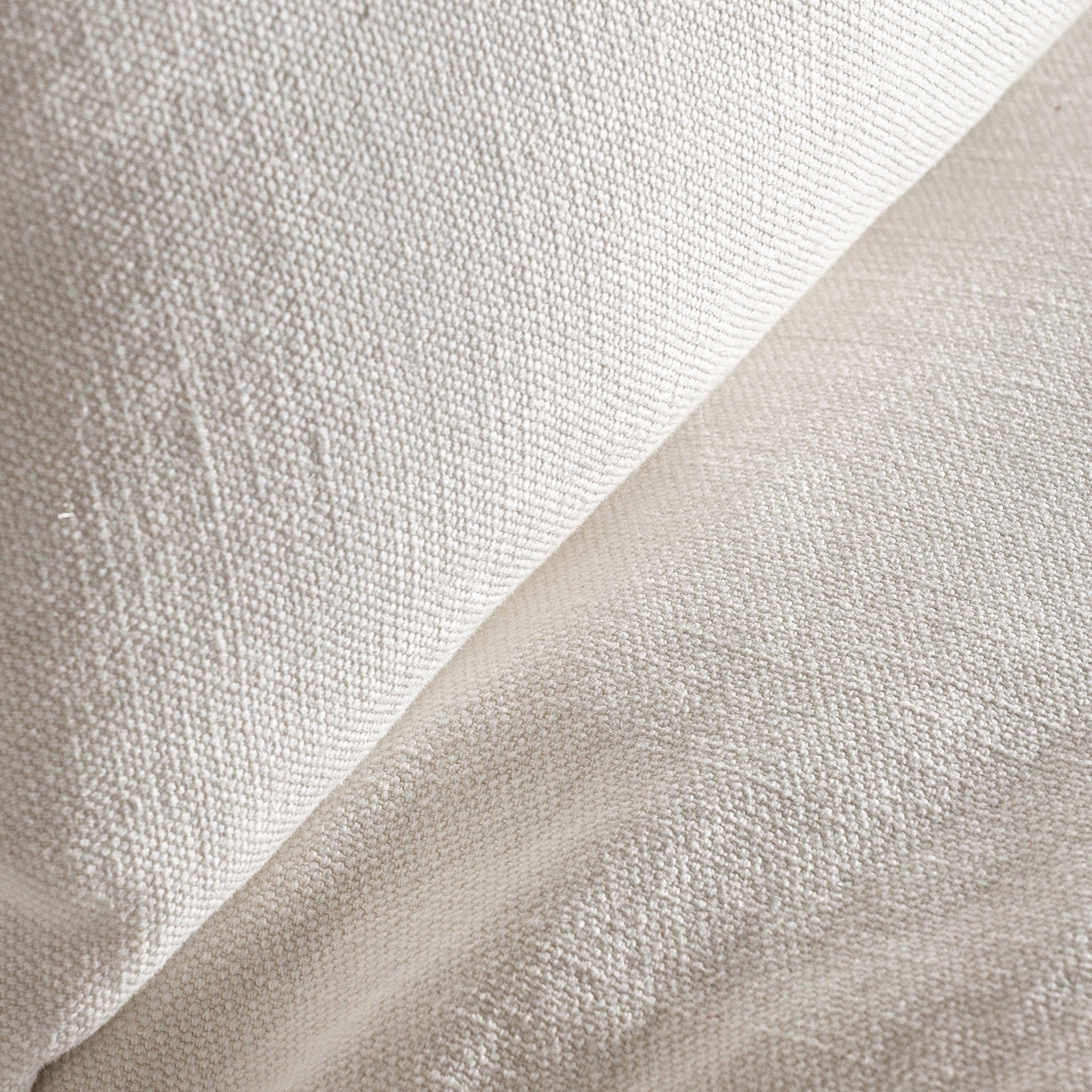 Textura del asiento y cojines del sofá Agde en lino blanco, diseño natural y elegante boutique interiorismo vical