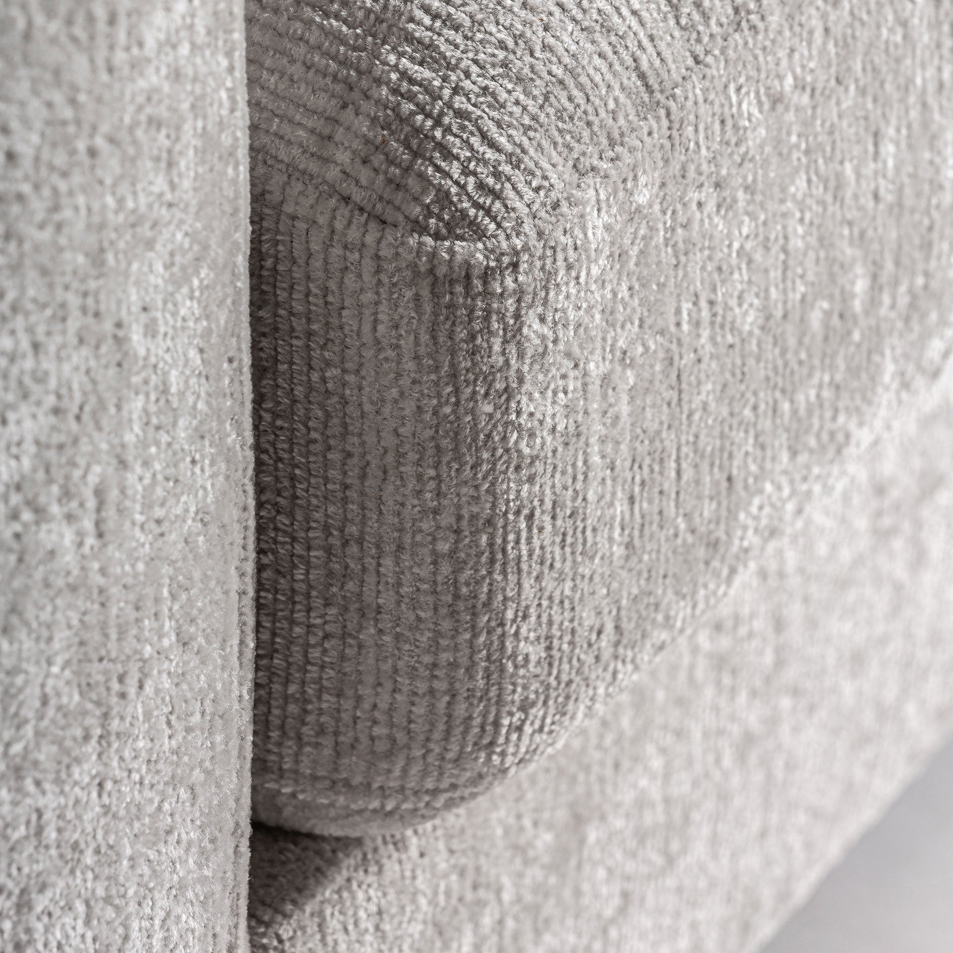 Detalle cercano del tejido del módulo central Deruta en blanco roto - boutique_interiorismo-vical