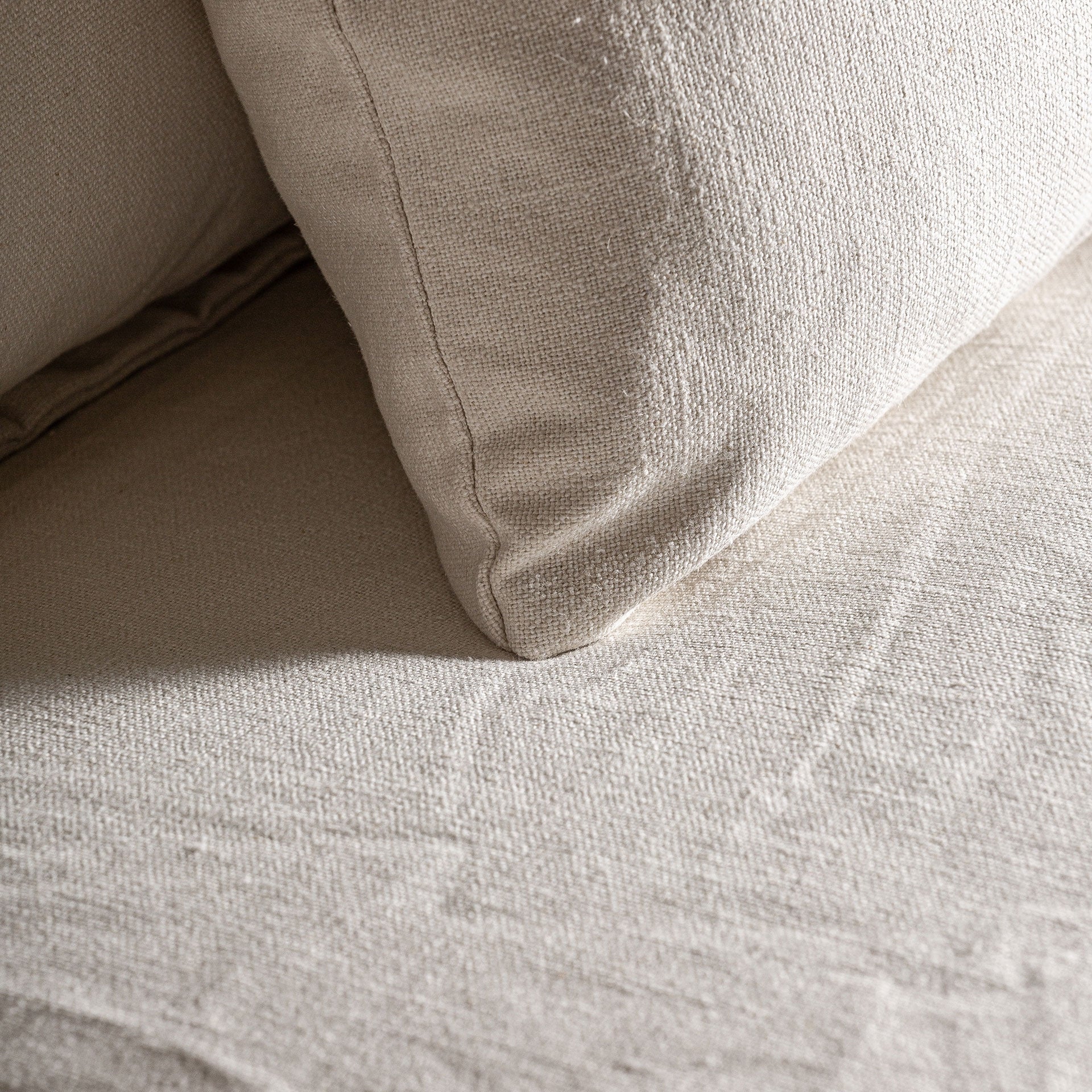 Detalle textil del lino blanco del sofá Virolle, textura natural y acabado artesanal boutique interiorismo vical