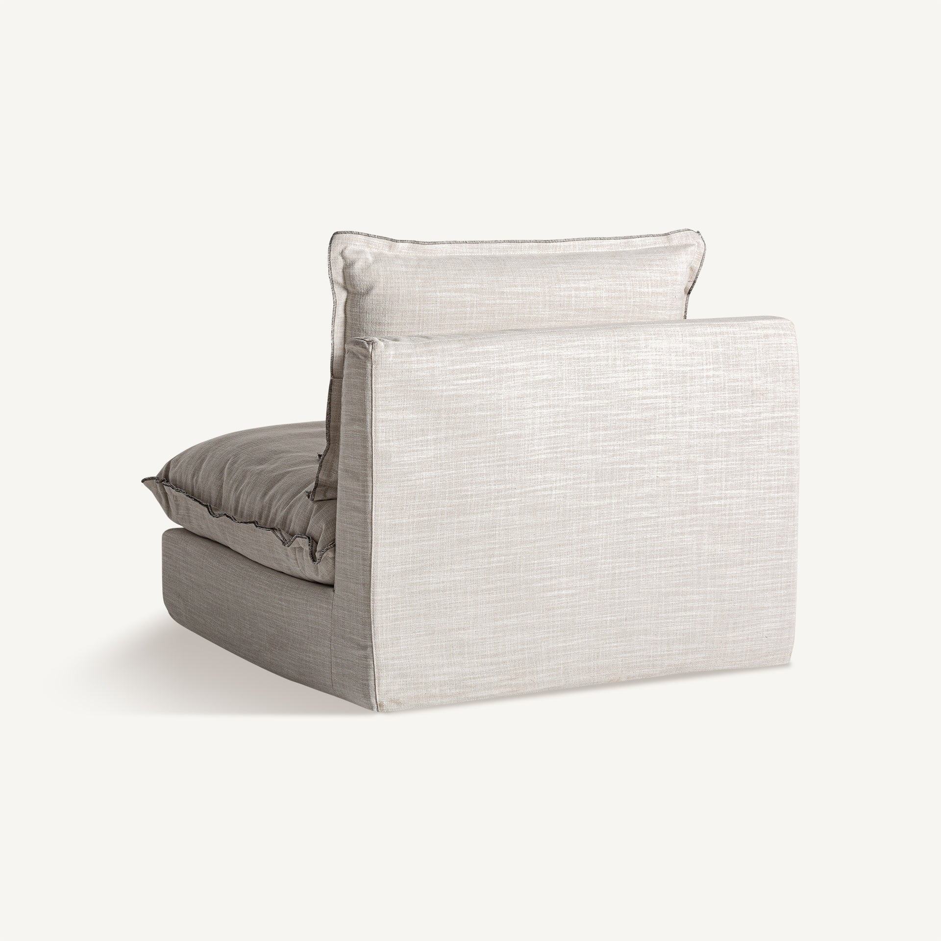 Vista trasera del sofá esquinero Bief. Diseño modular tapizado en poliéster blanco roto con acabados limpios.