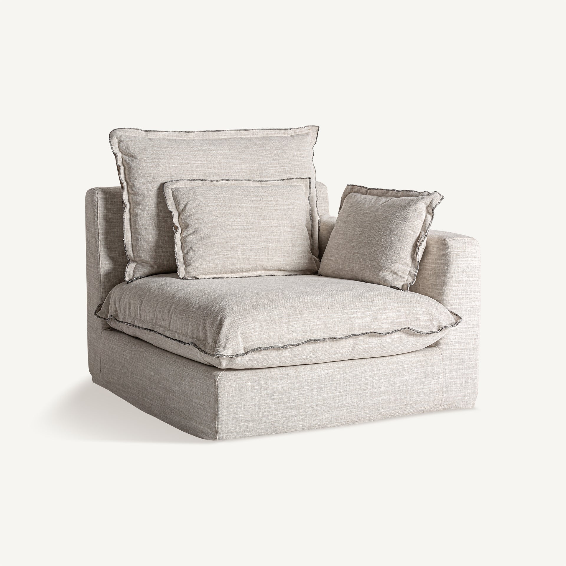 Vista en ángulo del sofá esquinero Bief con tapizado claro y tres cojines. Ideal para zonas de relax amplias.