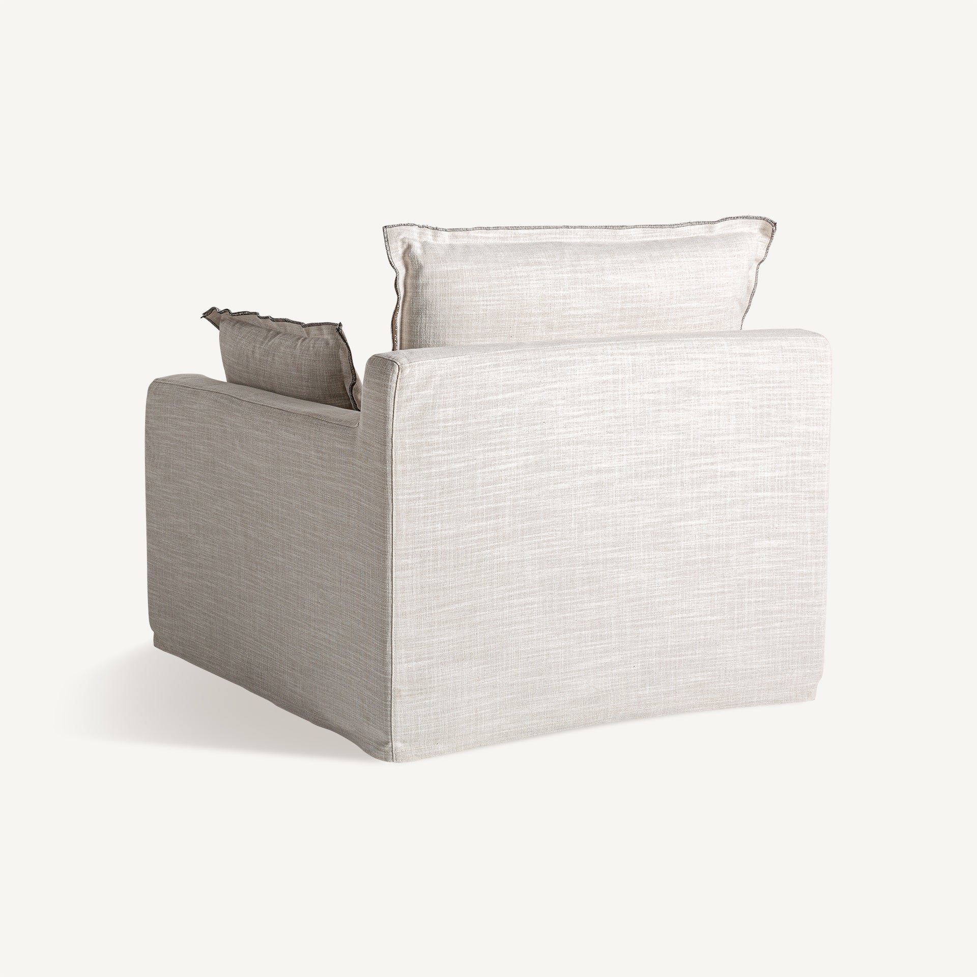 Vista trasera del sofá esquinero Bief. Diseño modular tapizado en poliéster blanco roto con acabados limpios.