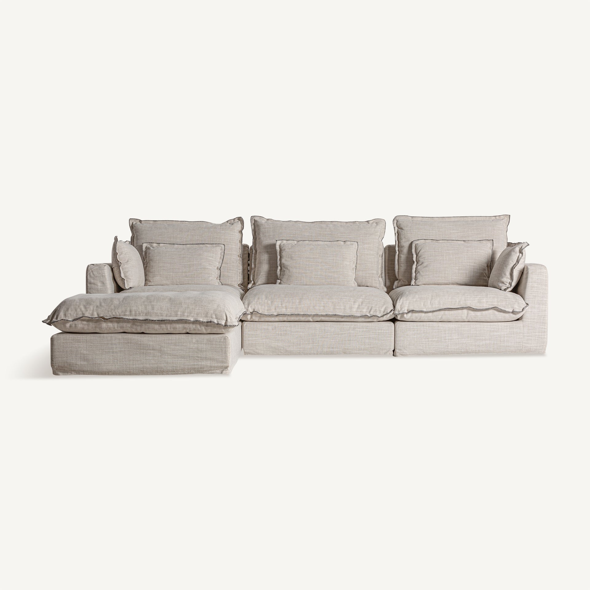 Composición modular del sofá Bief con esquinero y reposapiés. Espacio elegante y acogedor en tonos neutros.