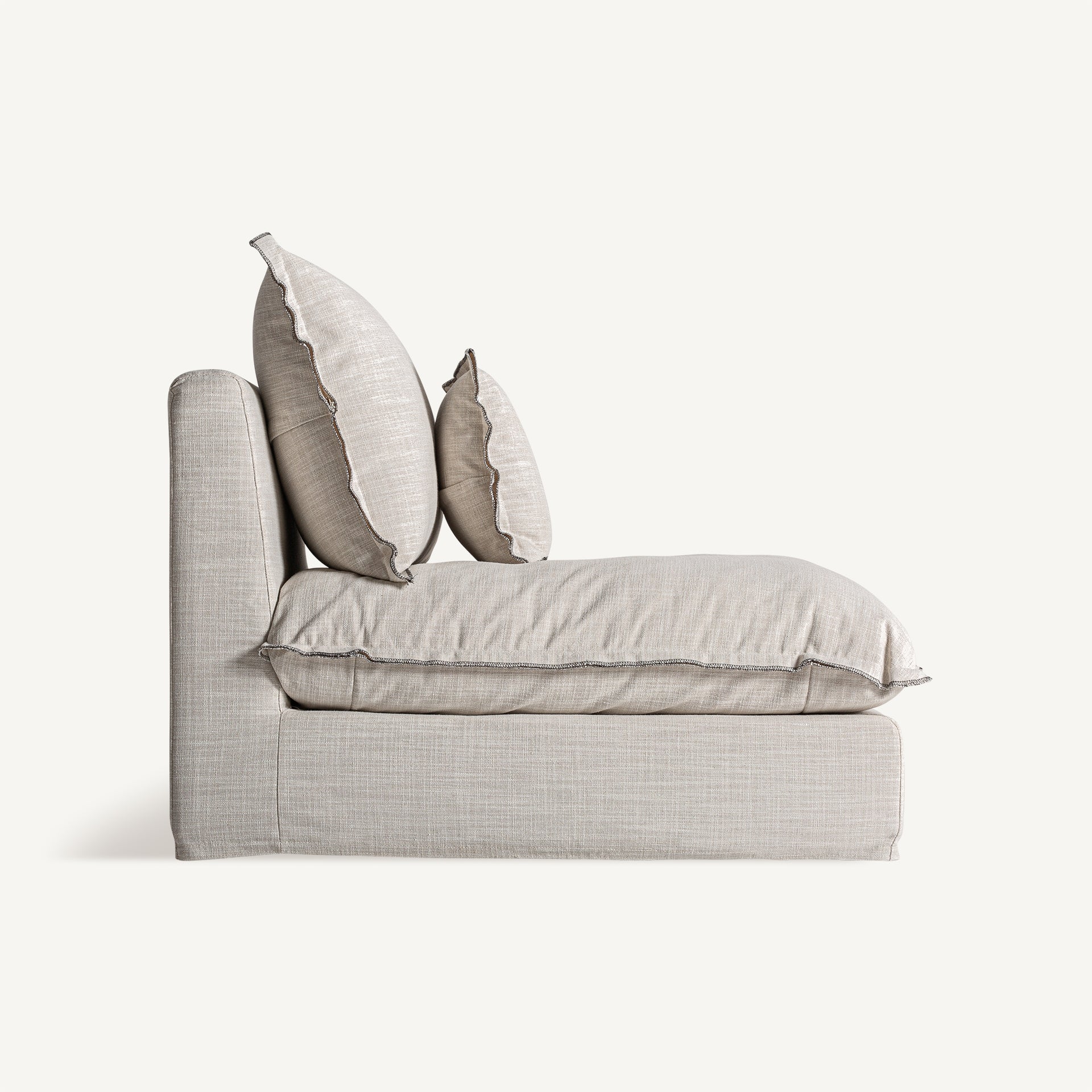 Vista lateral del sofá modular Bief, con cojines mullidos y estructura robusta tapizada. Comodidad y diseño funcional.