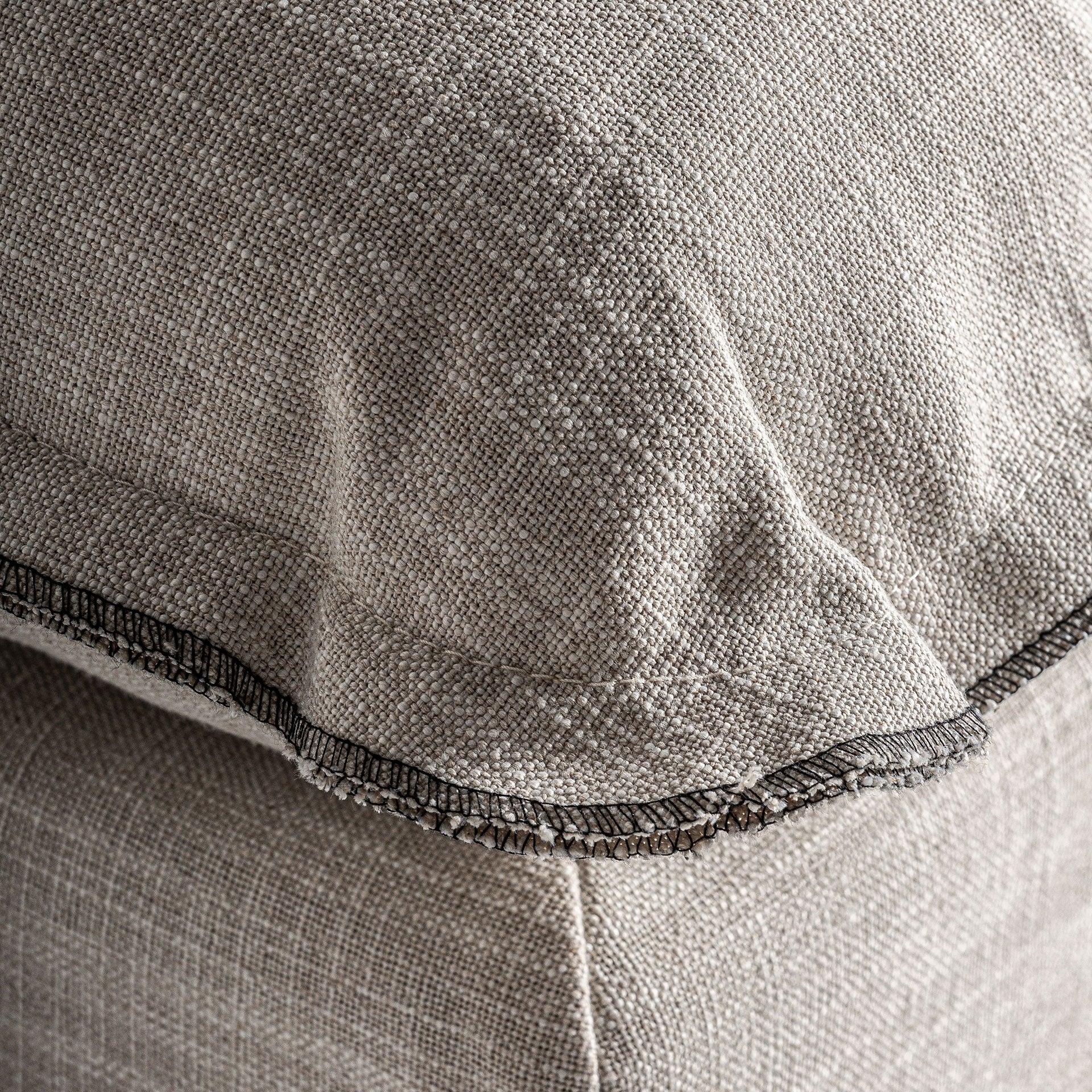 Detalle de la textura en poliéster natural del reposapiés Bief. Acabado suave y elegante en color beige claro.