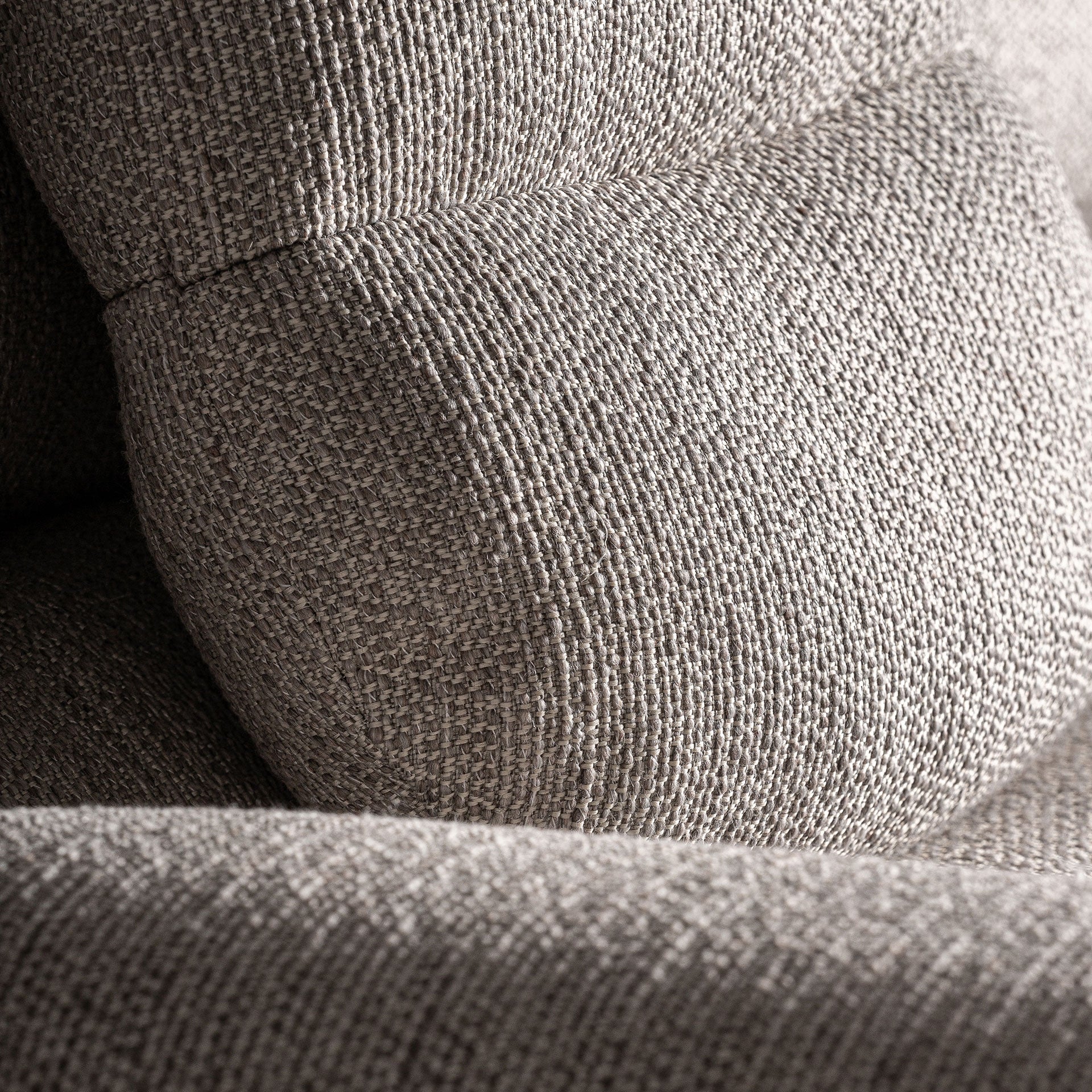 Primer plano del respaldo del sofá Jacquard con cojines acolchados en tejido beige, estilo confortable