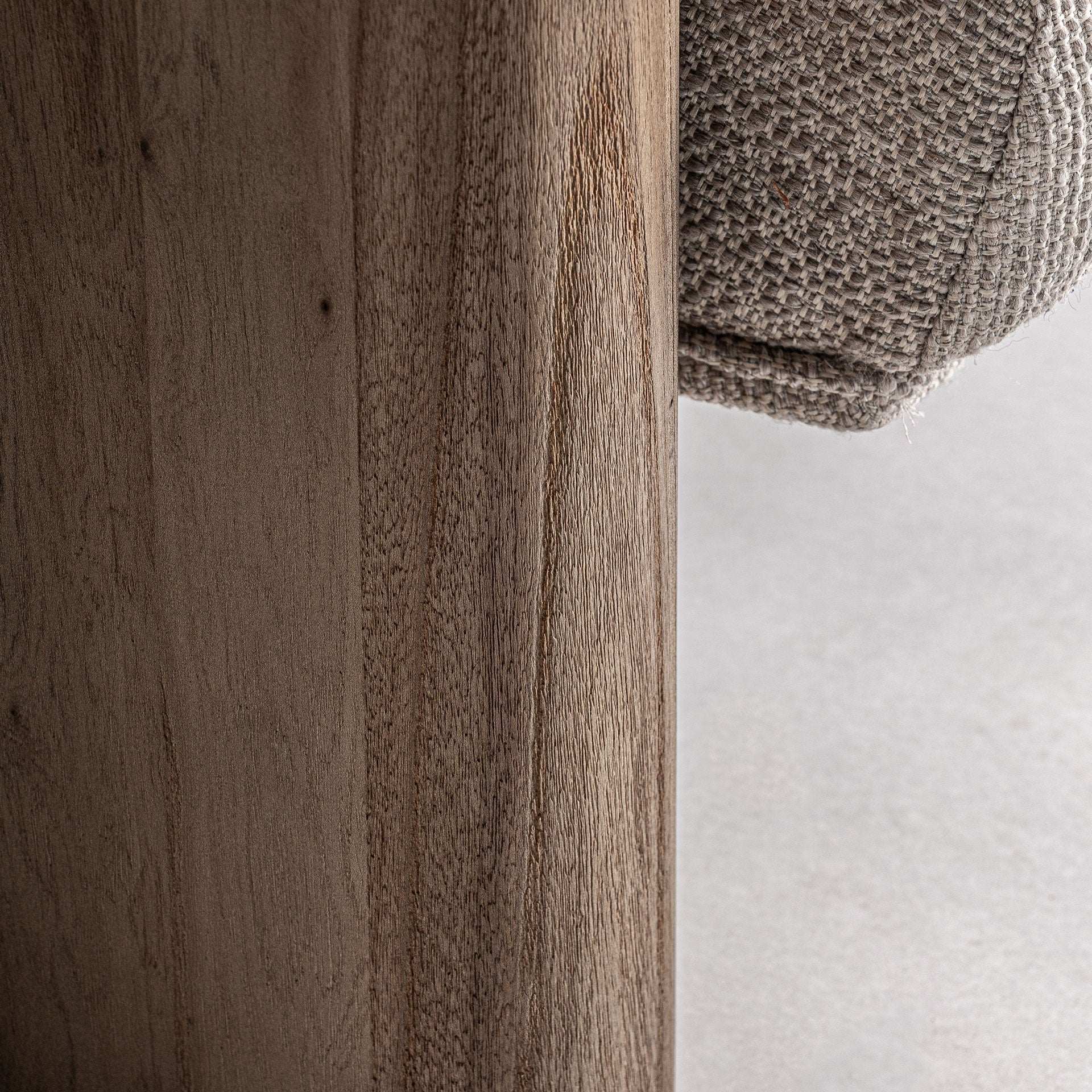 Detalle de la madera de roble natural del sofá Jacquard, veta visible y acabado artesanal