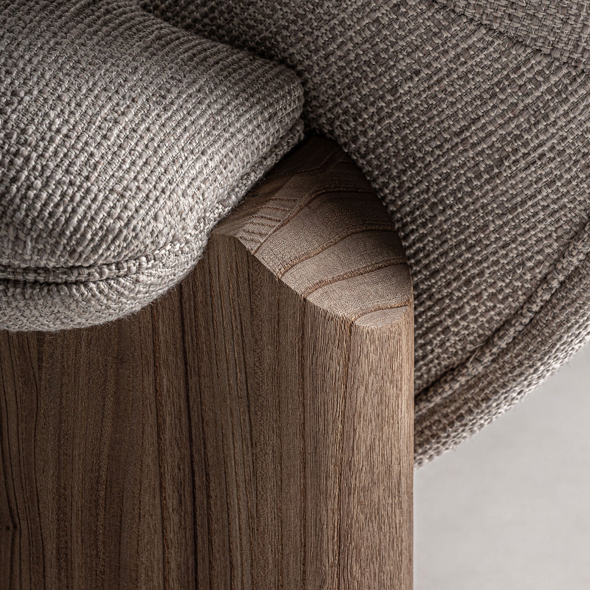 Encuentro entre madera de roble y tapizado beige en el sofá Jacquard, curva suave y diseño cuidado