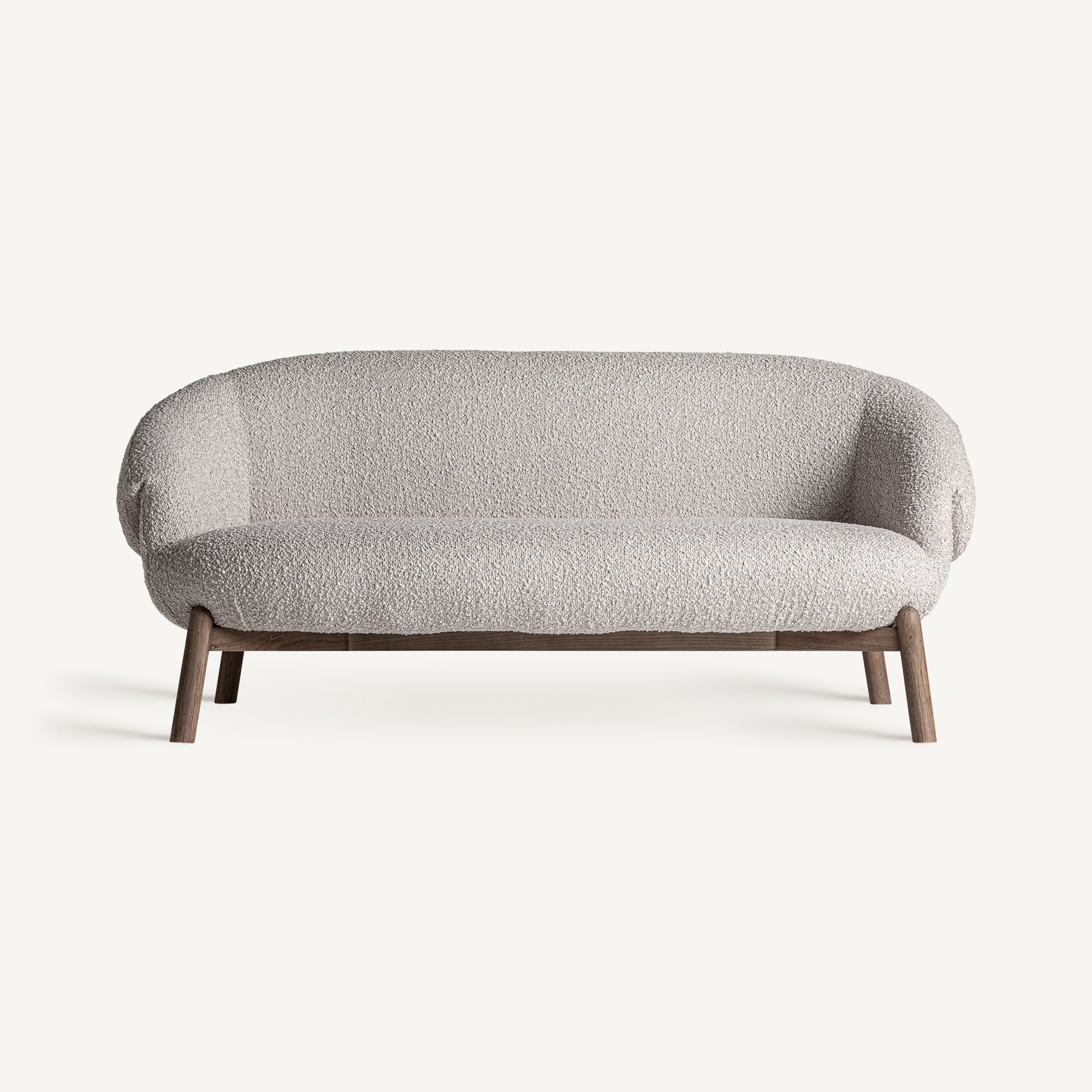 Vista frontal del sofá Jacquard, diseño curvo en tejido bouclé beige y patas de roble claro, estilo moderno.