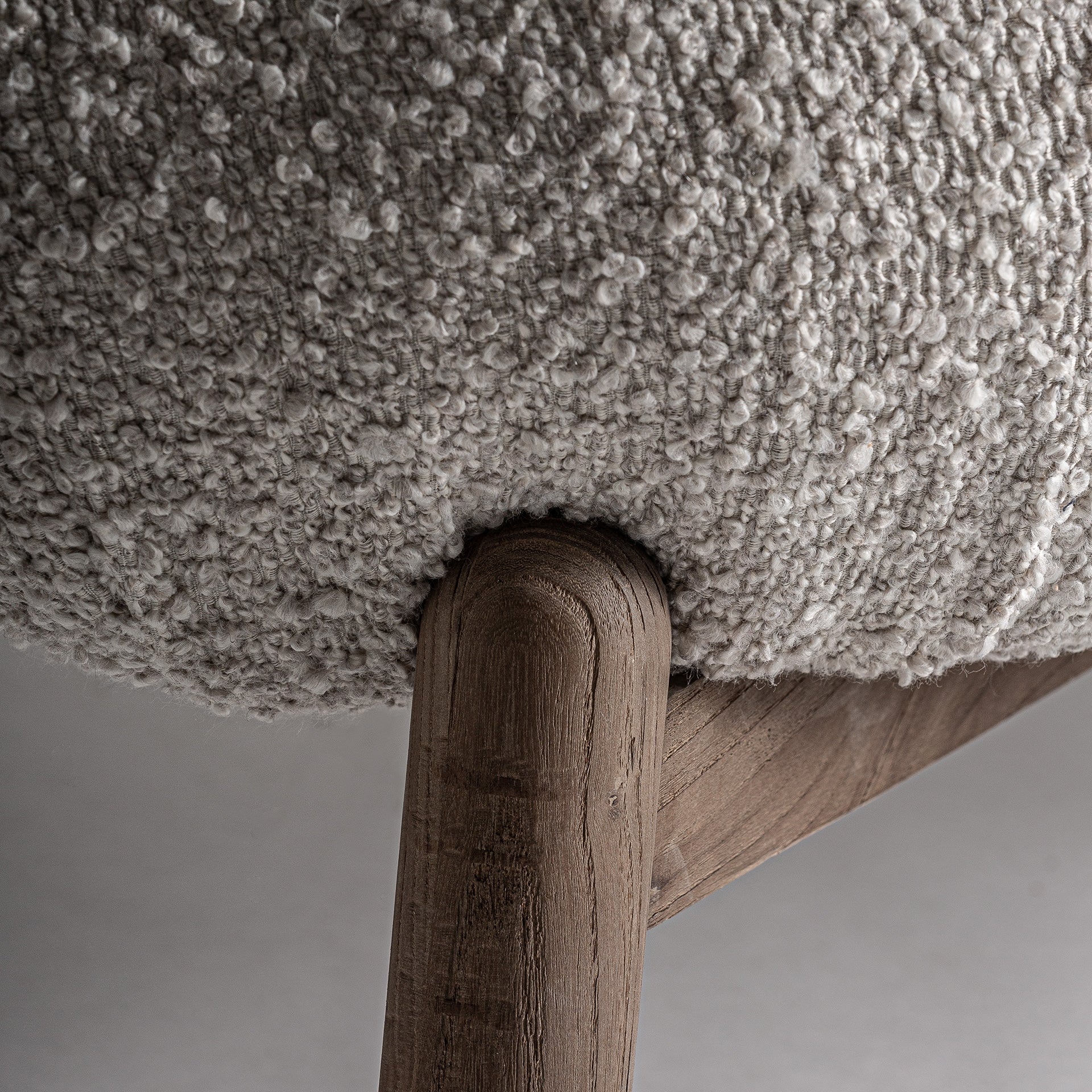 Detalle de la pata del sofá Jacquard en madera de roble natural.