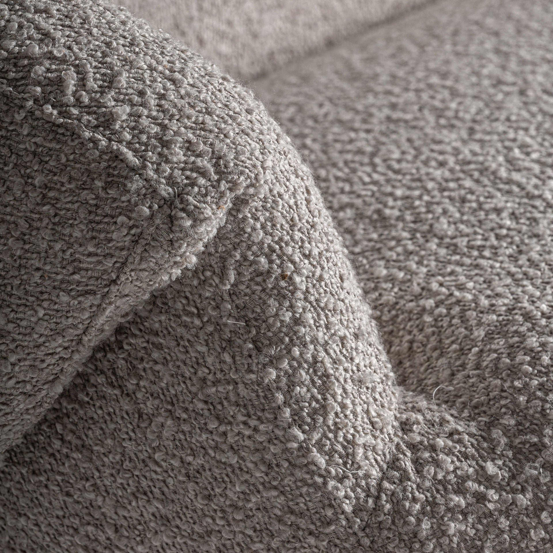 Detalle del tapizado en bouclé del sofá Jacquard con textura suave.