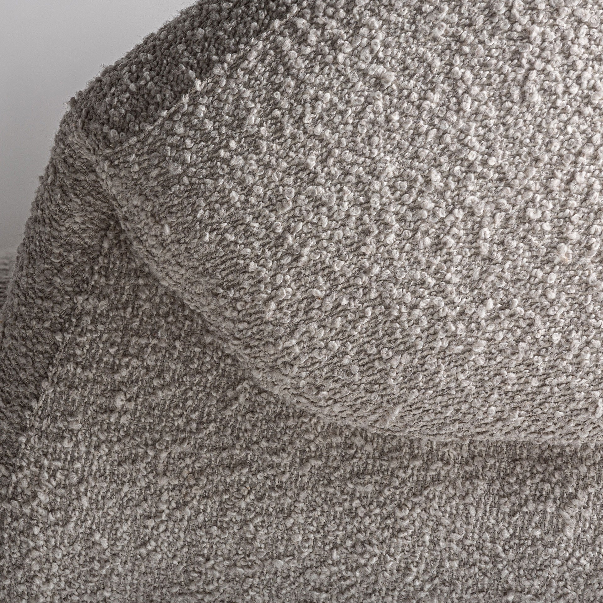Detalle de la curvatura del apoyabrazos del sofá Jacquard.