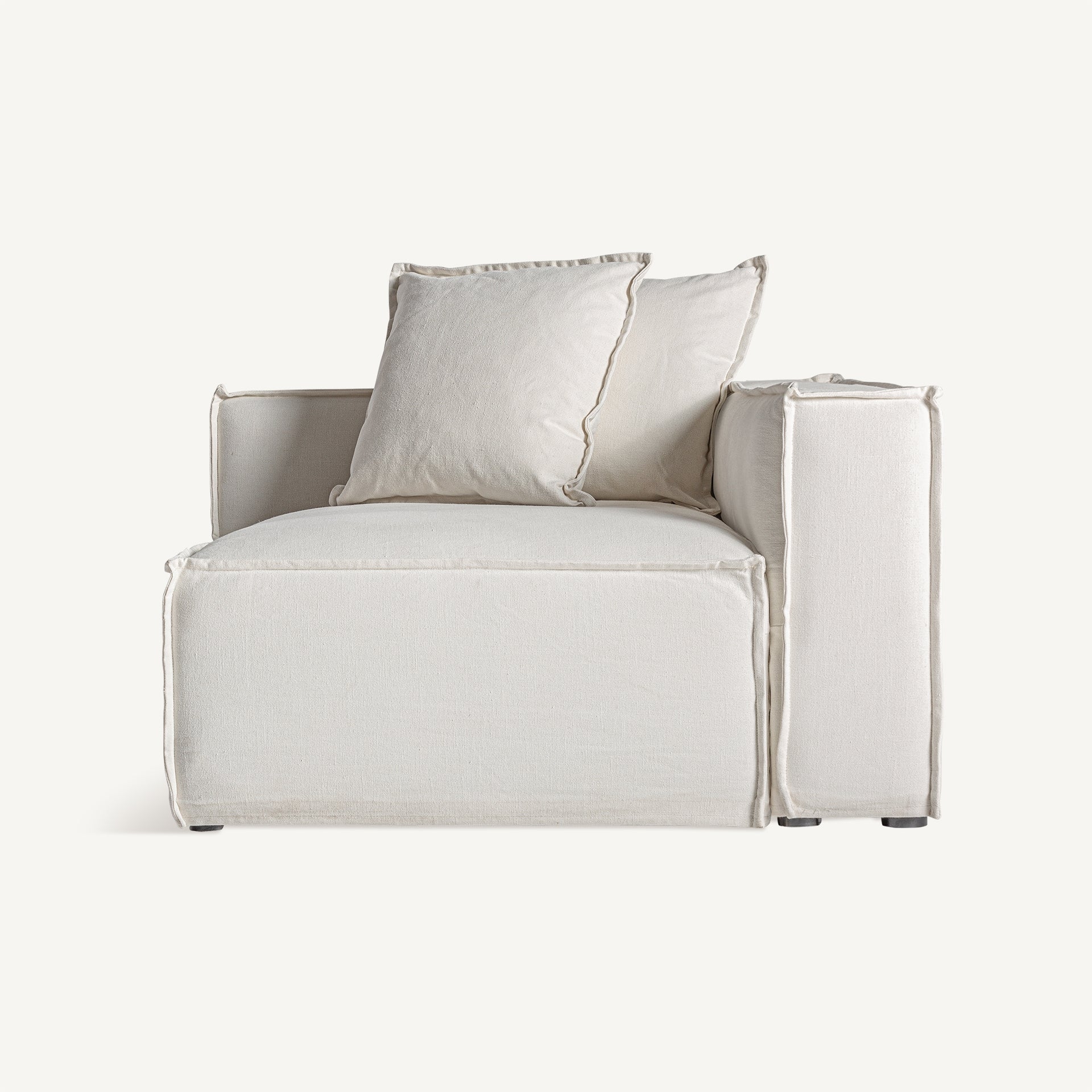Módulo esquinero derecho Virolle en lino blanco, vista frontal con cojines, diseño colonial contemporáneo boutique interiorismo vical