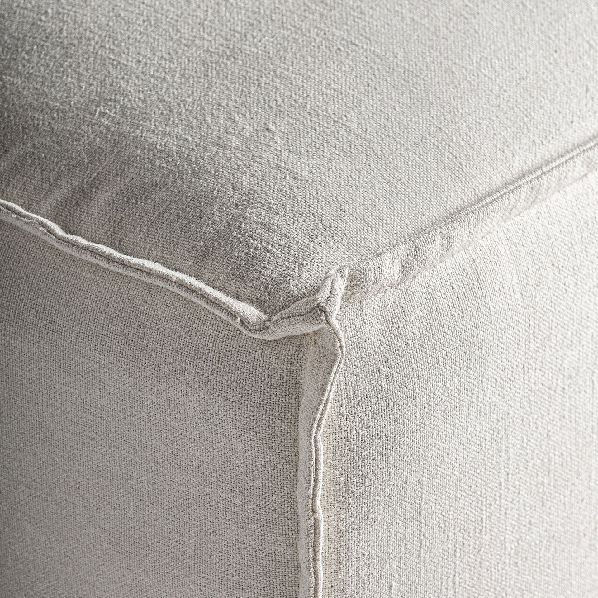 Detalle del tapizado y costura en esquina del módulo Virolle, lino blanco con textura natural boutique interiorismo vical