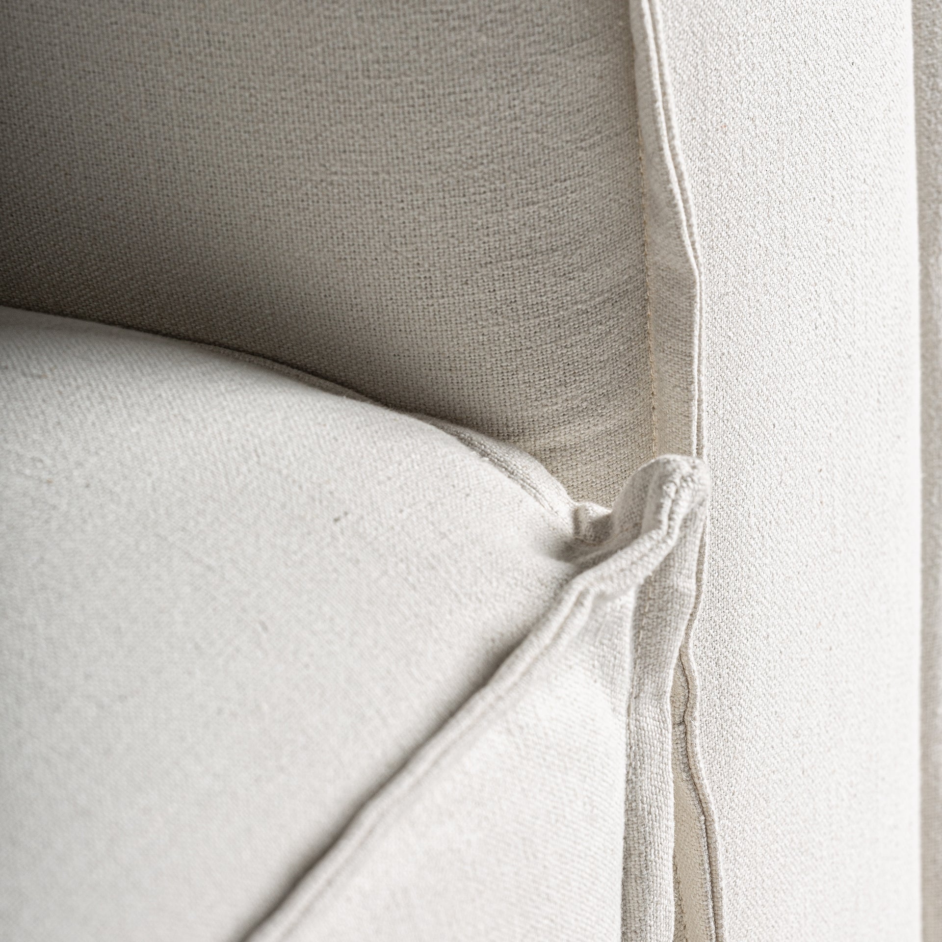 Costura en el respaldo del sofá Virolle derecho, lino blanco con diseño artesanal boutique interiorismo vical