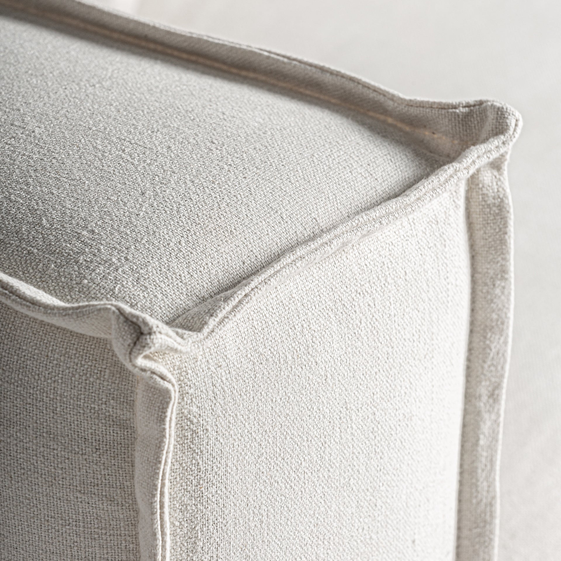 Detalle superior del asiento Virolle en lino blanco, textura artesanal en acabado natural boutique interiorismo vical