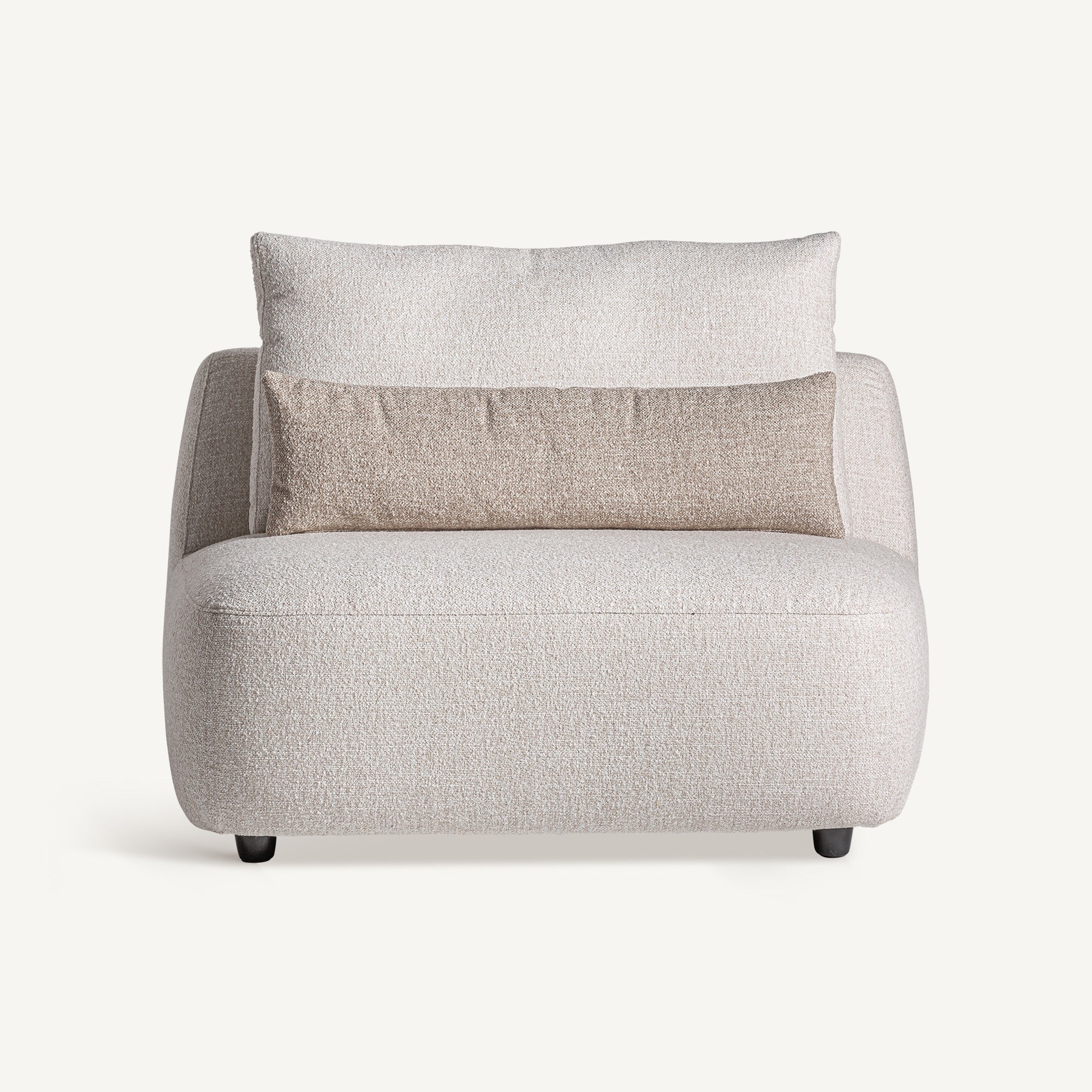 Vista lateral del sofá Wingles de tres módulos con formas orgánicas, tapizado en poliéster blanco roto, ideal para interiores modernos y envolventes.