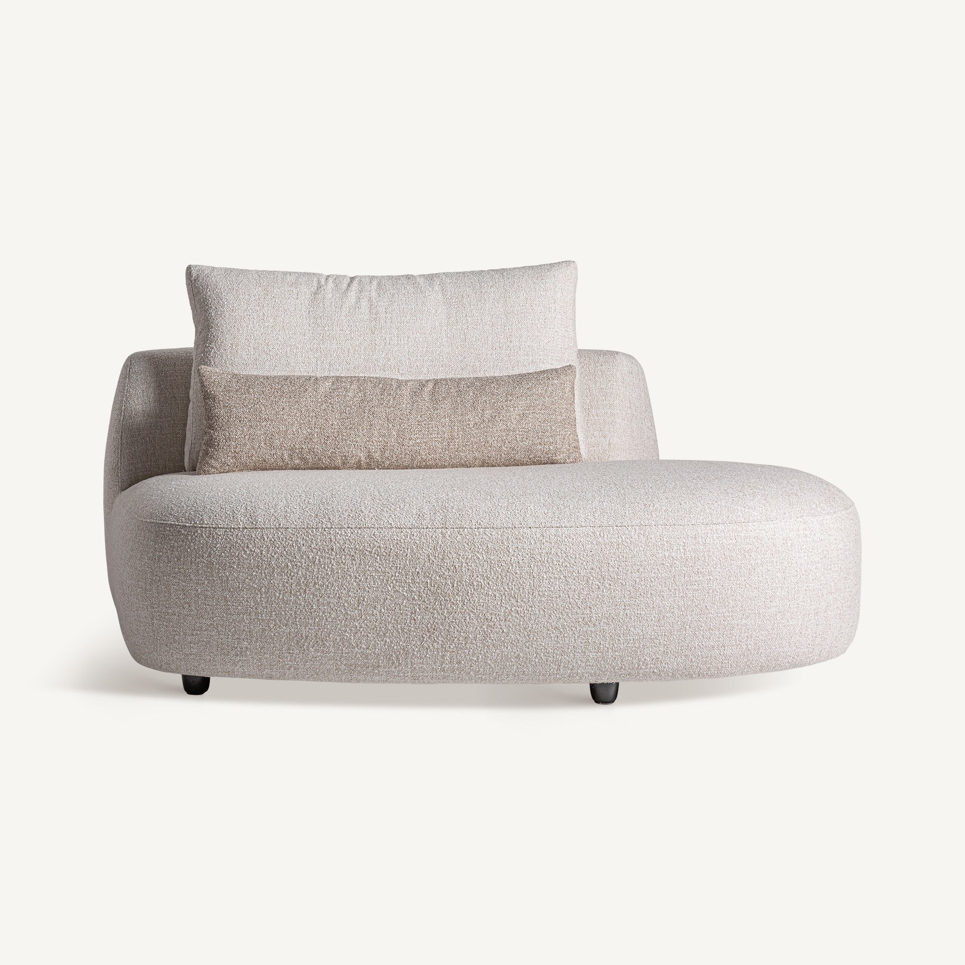Vista frontal del sofá modular Wingles de 3 módulos, diseño curvo tapizado en lino blanco roto, estilo contemporáneo boutique interiorismo de VICAL.