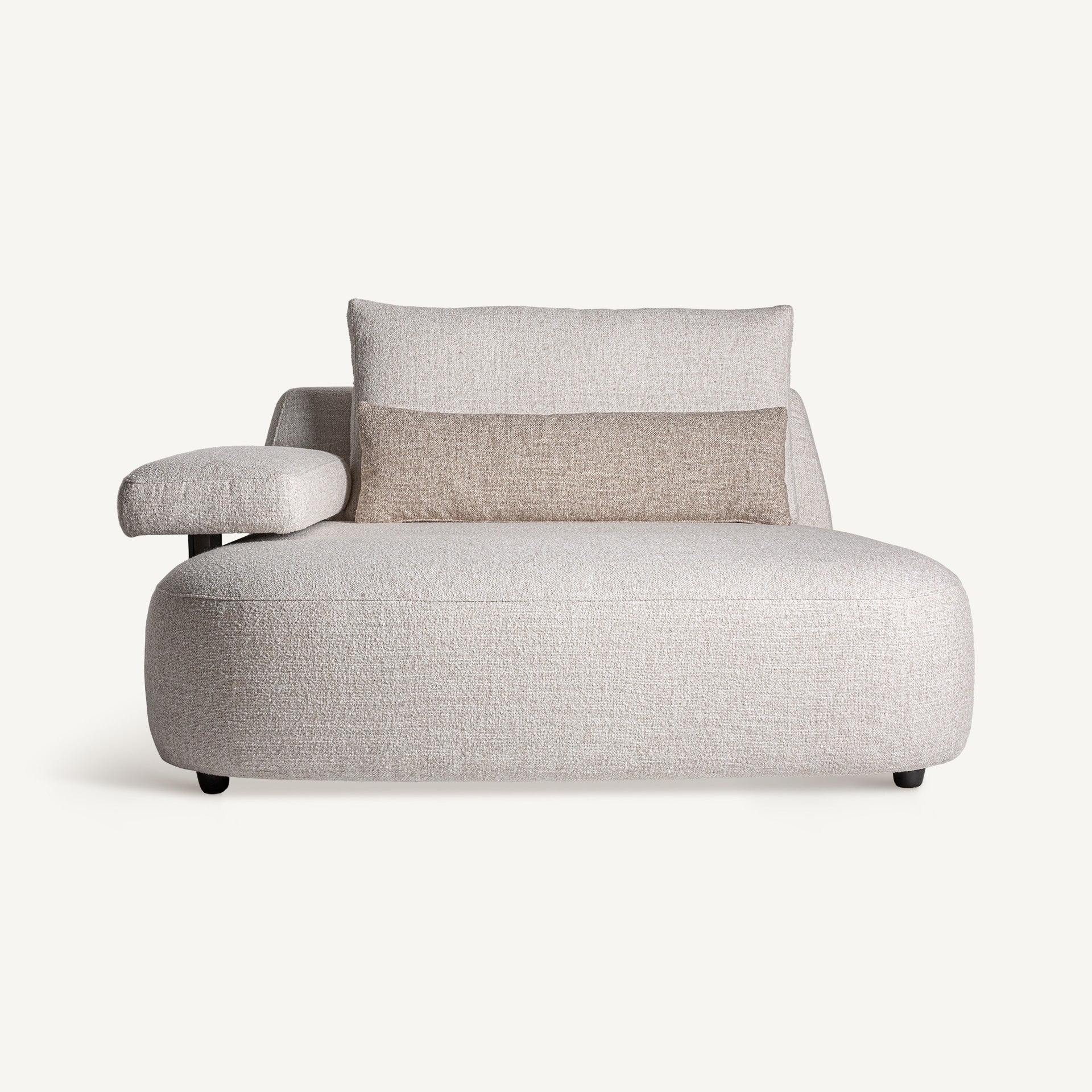 Vista frontal del sofá modular Wingles de 3 módulos, diseño curvo tapizado en lino blanco roto, estilo contemporáneo boutique interiorismo de VICAL.