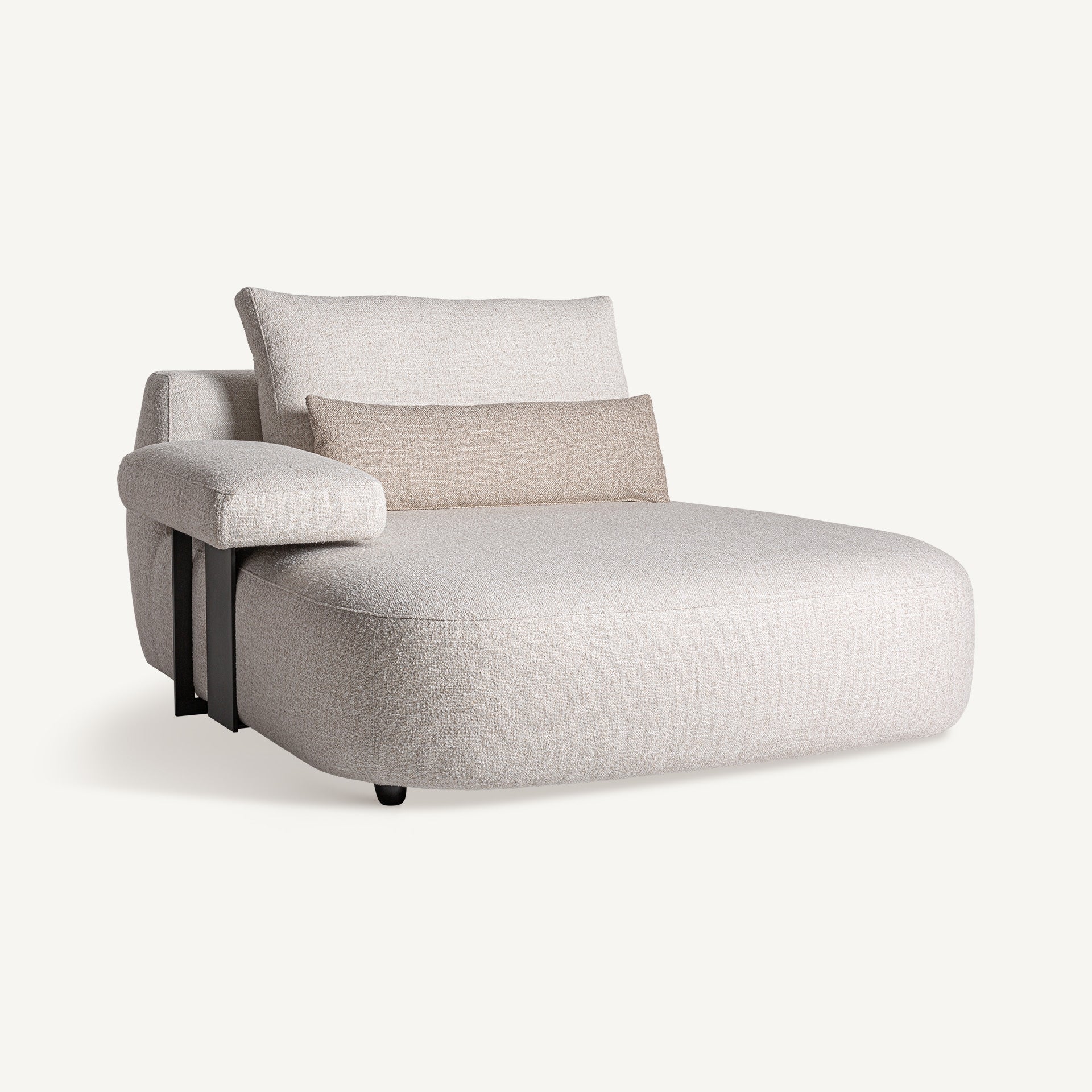 Vista lateral del sofá Wingles de tres módulos con formas orgánicas, tapizado en poliéster blanco roto, ideal para interiores modernos y envolventes.
