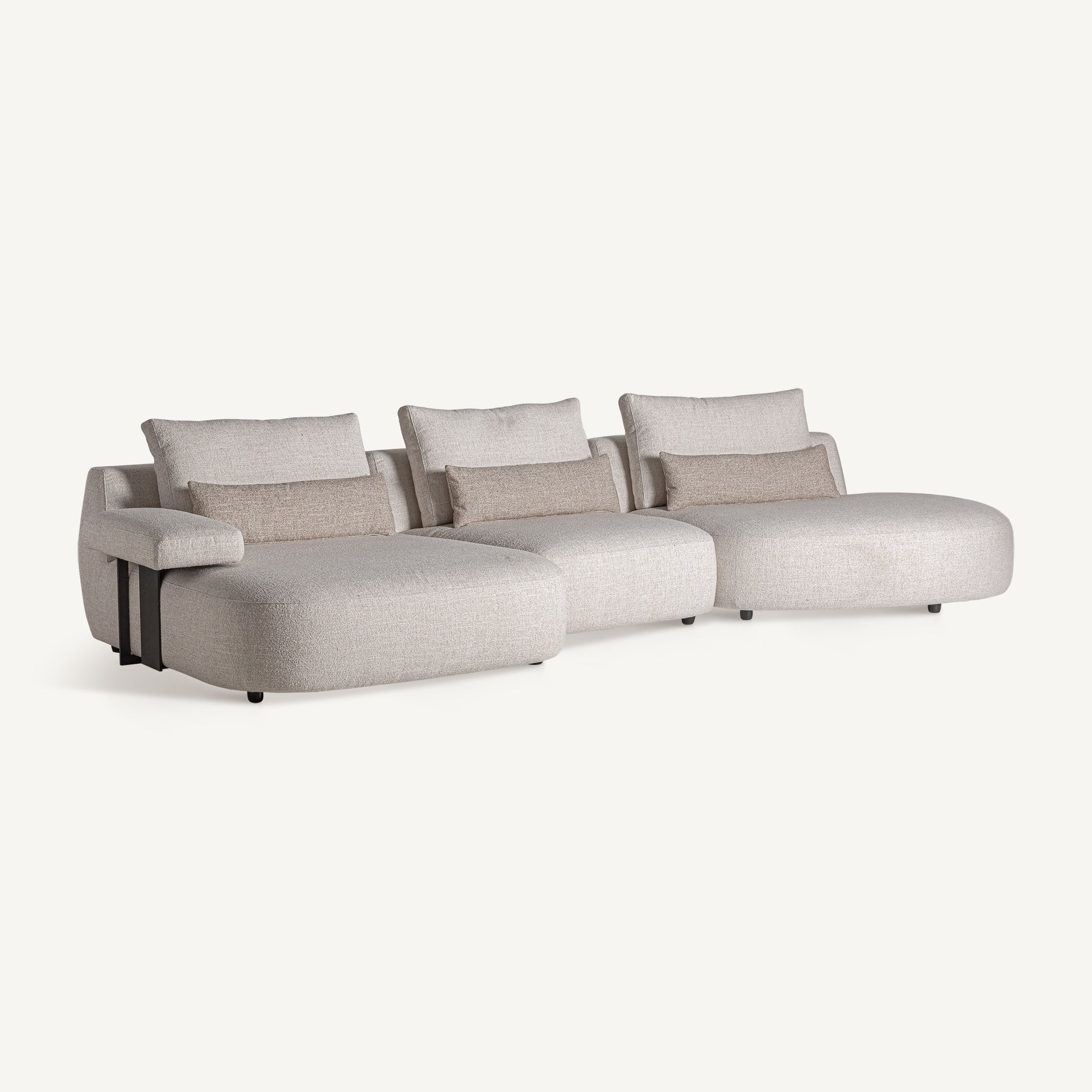 Vista lateral derecha del módulo Wingles, con tapizado blanco roto y patas de hierro negro, ideal para espacios sofisticados.