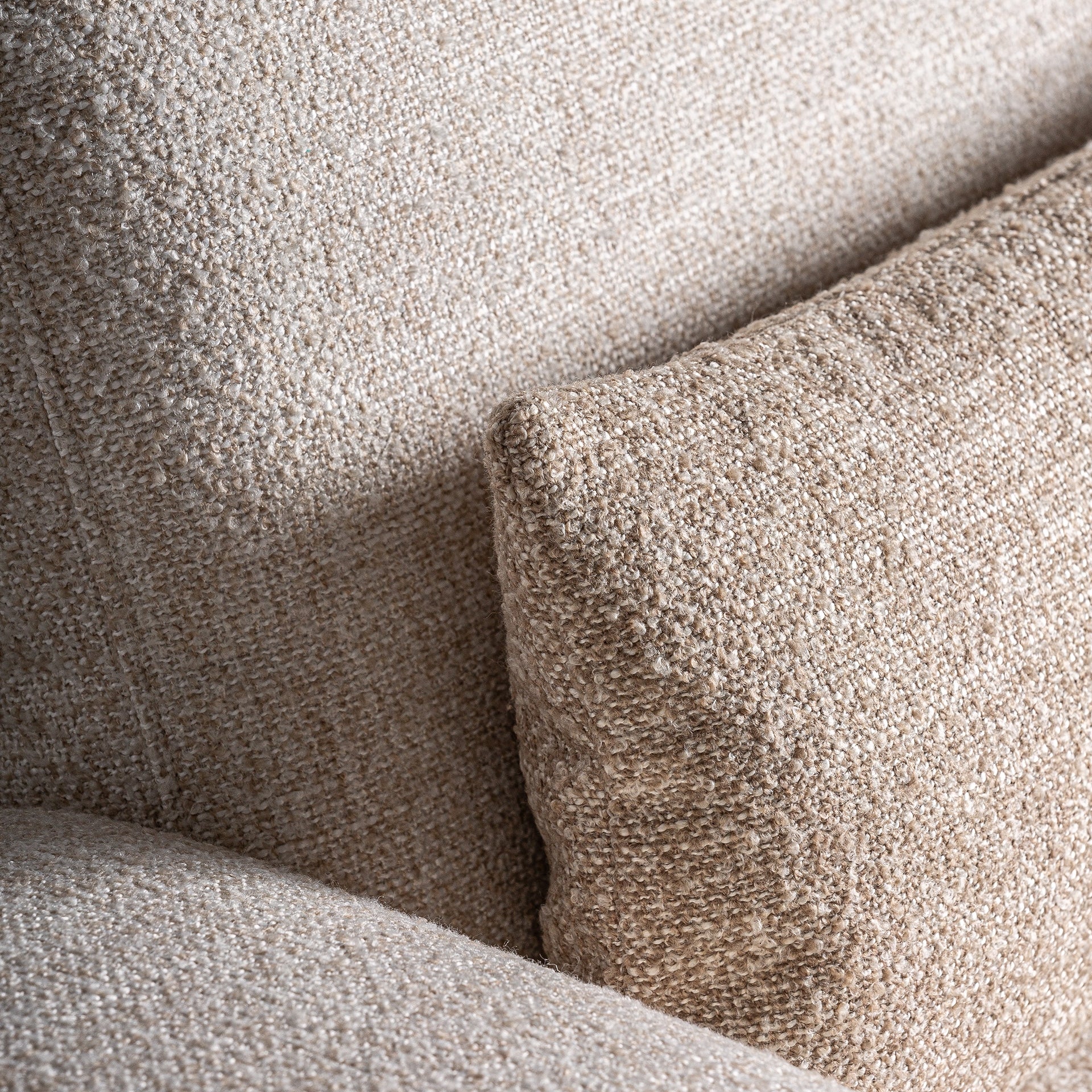Composición lateral del sofá modular Wingles de VICAL, con líneas suaves y cojines mullidos, ideal para ambientes relajados de boutique interiorismo.