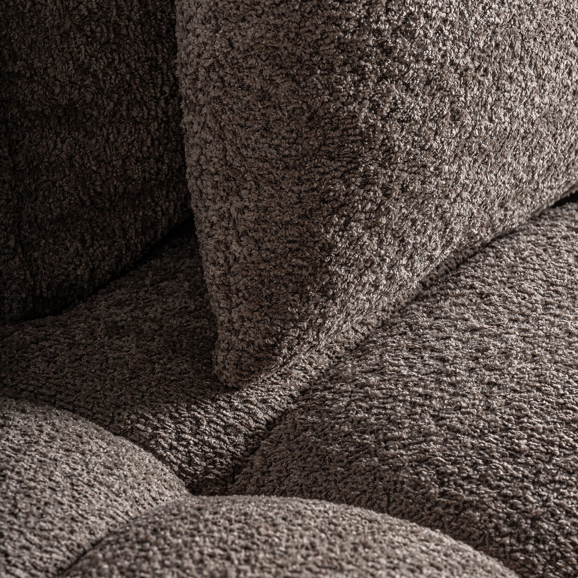 Detalle del asiento del sofá Barlin, mostrando el volumen generoso y su confort visual