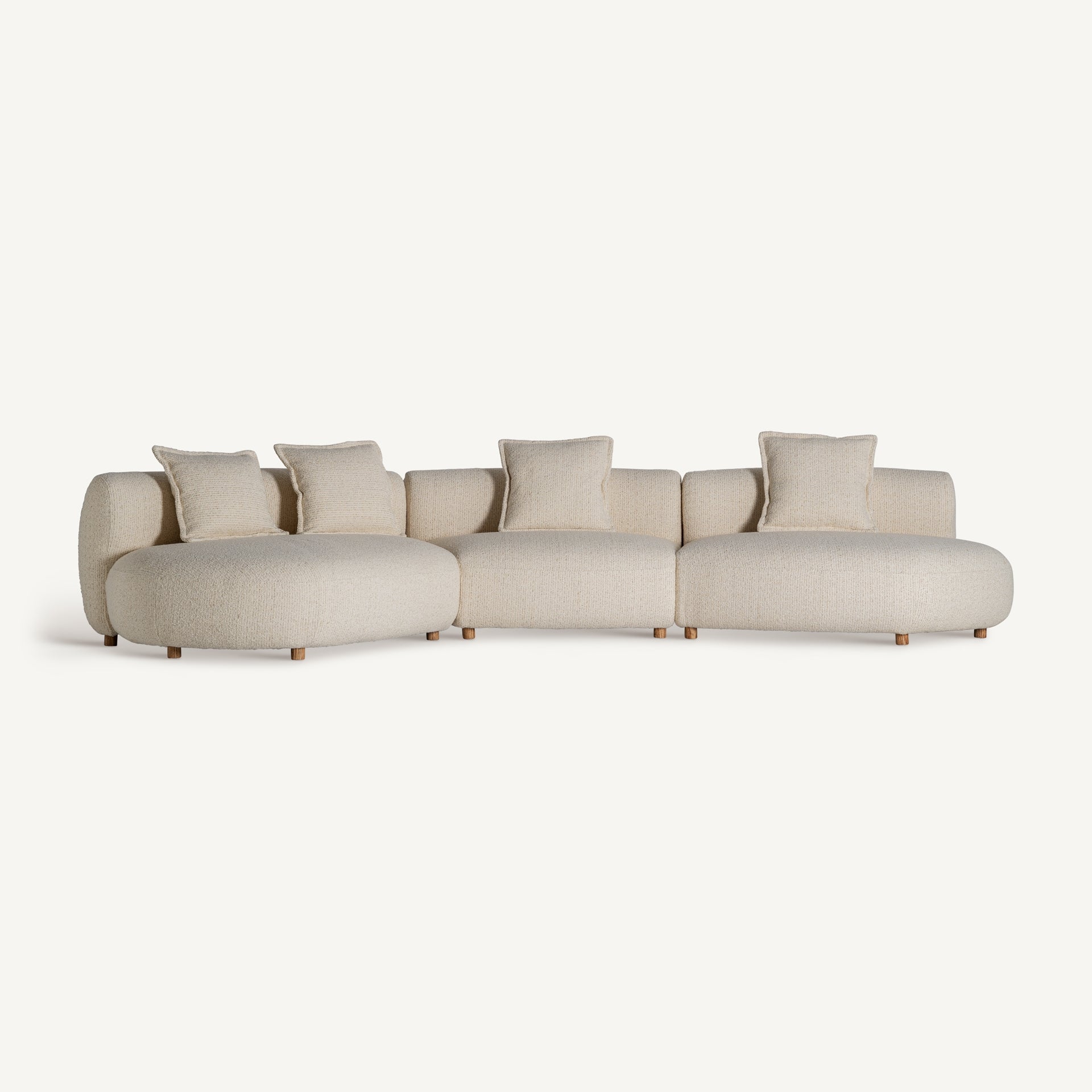 Vista frontal del sofá modular Zakupi de VICAL, tapizado en poliéster beige con estructura de madera, diseño curvo y patas ocultas, estilo moderno
