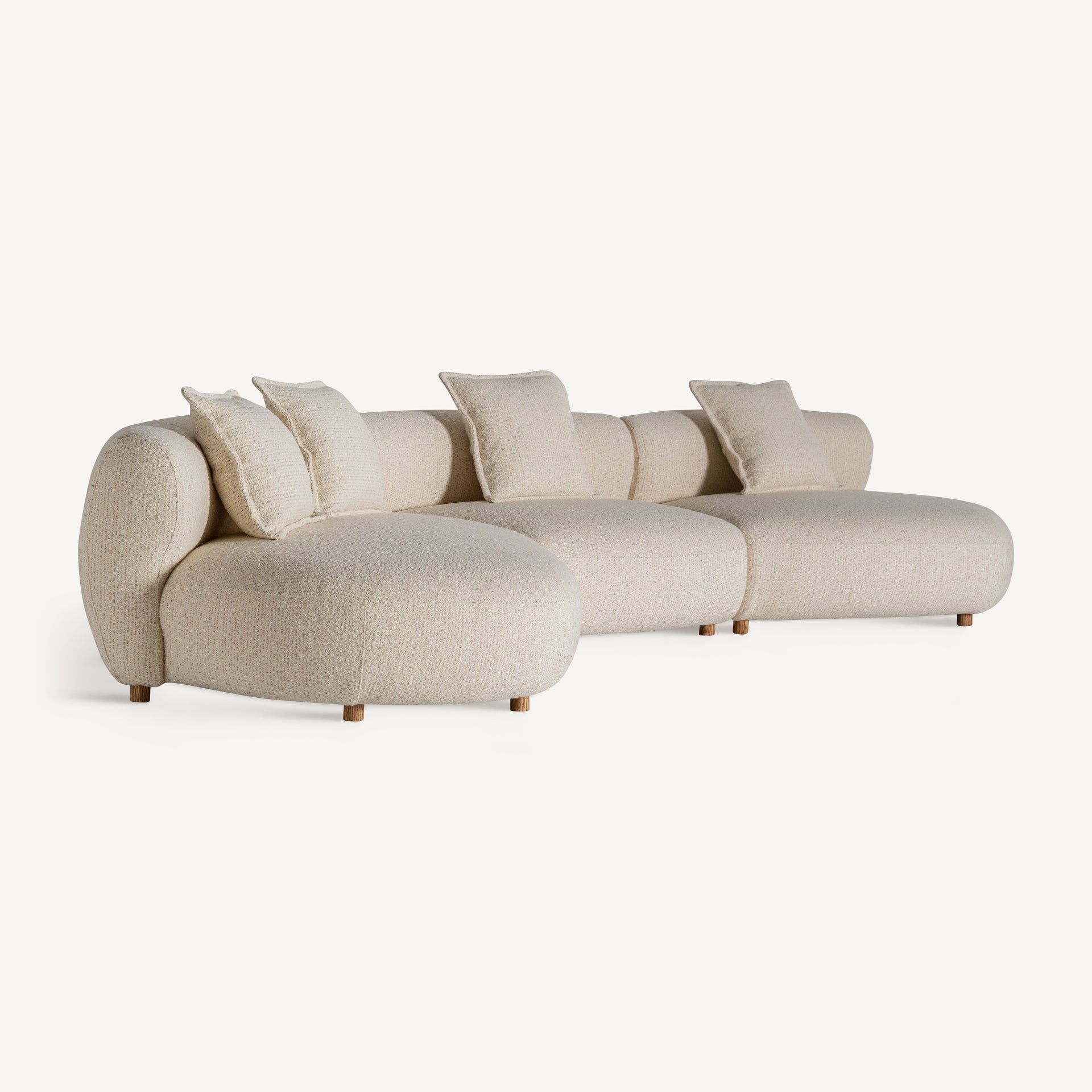 Perspectiva lateral del sofá Zakupi con chaise longue integrada, diseño envolvente y tapizado en tejido rústico beige, ideal para salones contemporáneos