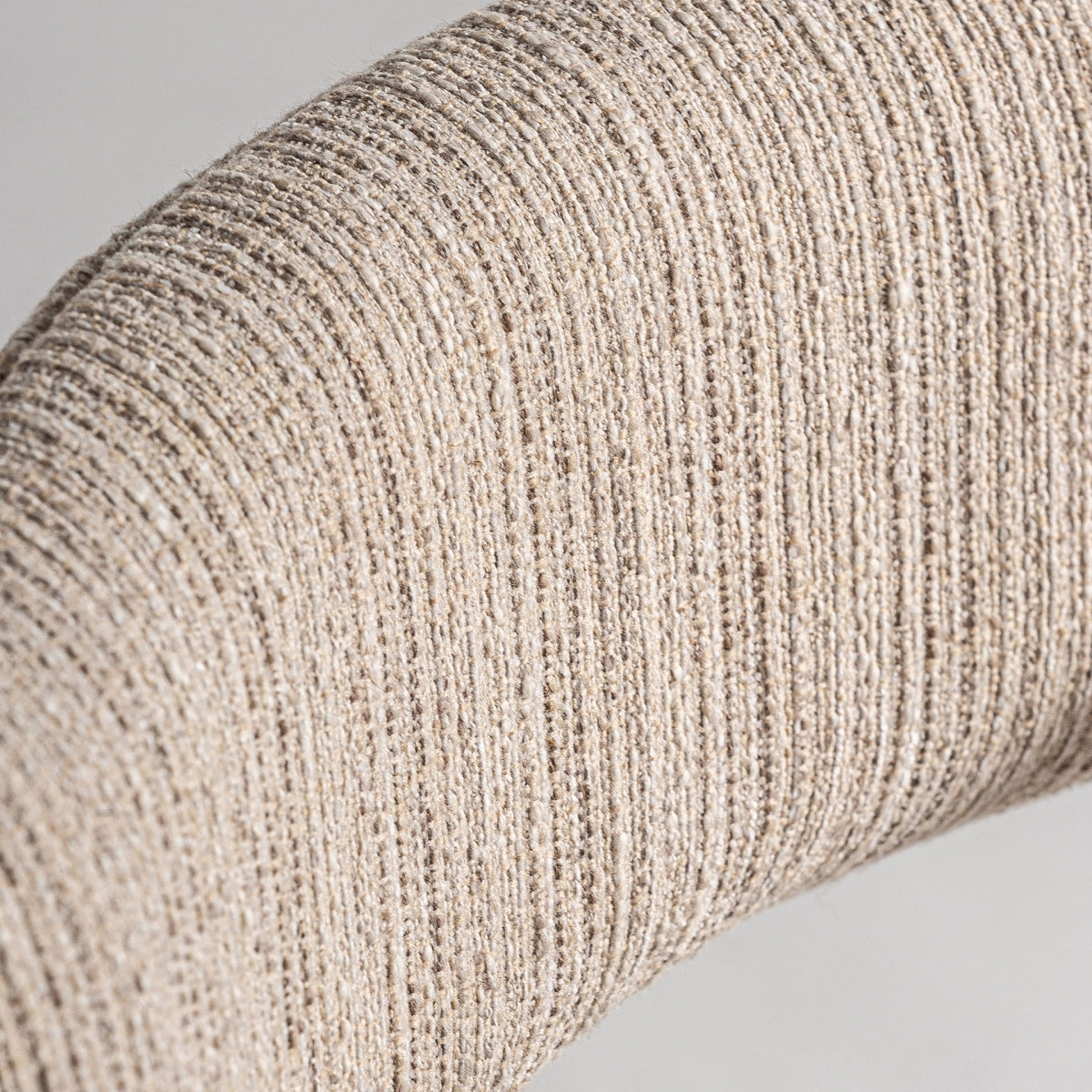 Primer plano del brazo en madera roble de la silla Nozay, acabado curvado elegante - boutique_interiorismo - vical
