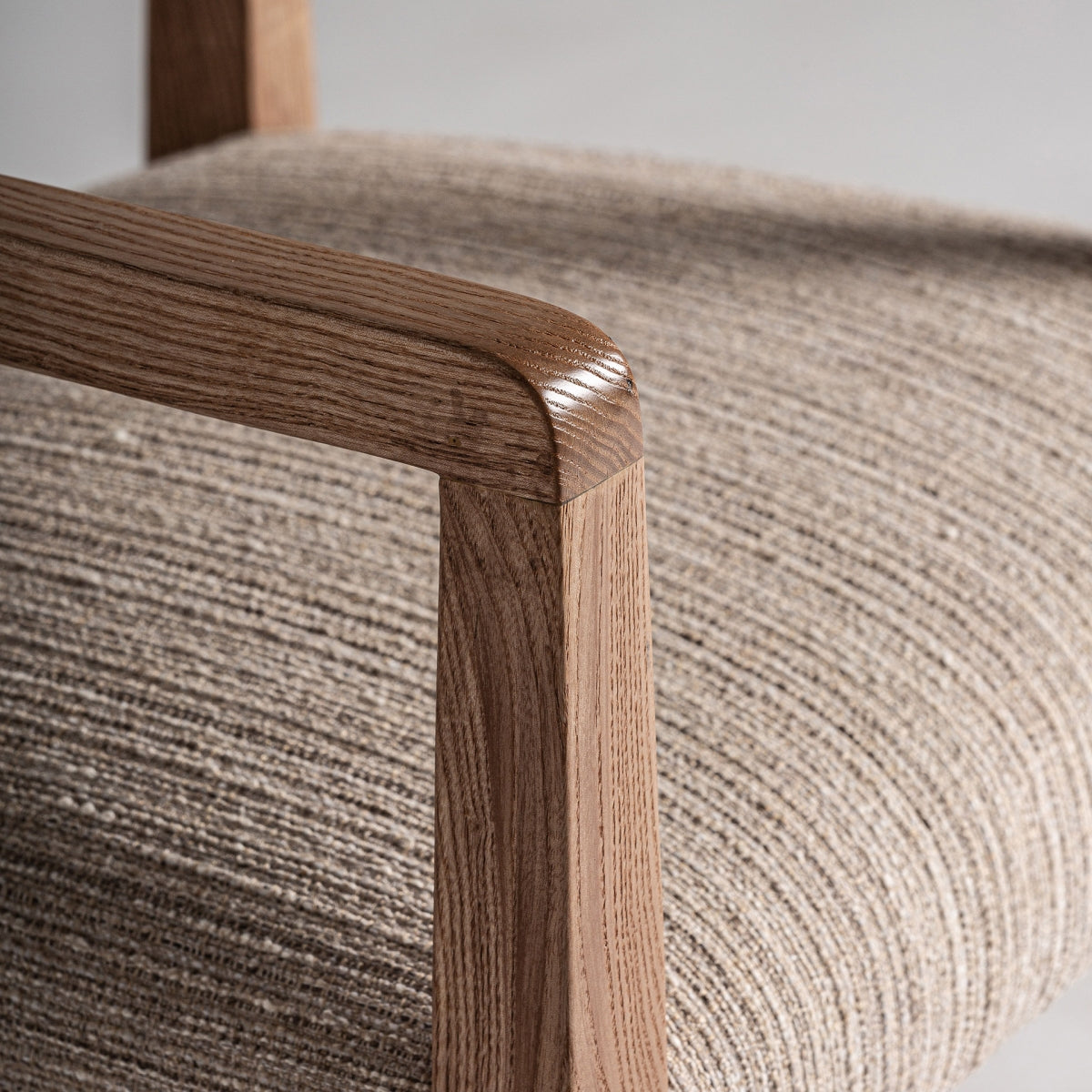 Detalle primer plano de la tapicería texturizada beige de la silla Nozay - boutique_interiorismo - vical